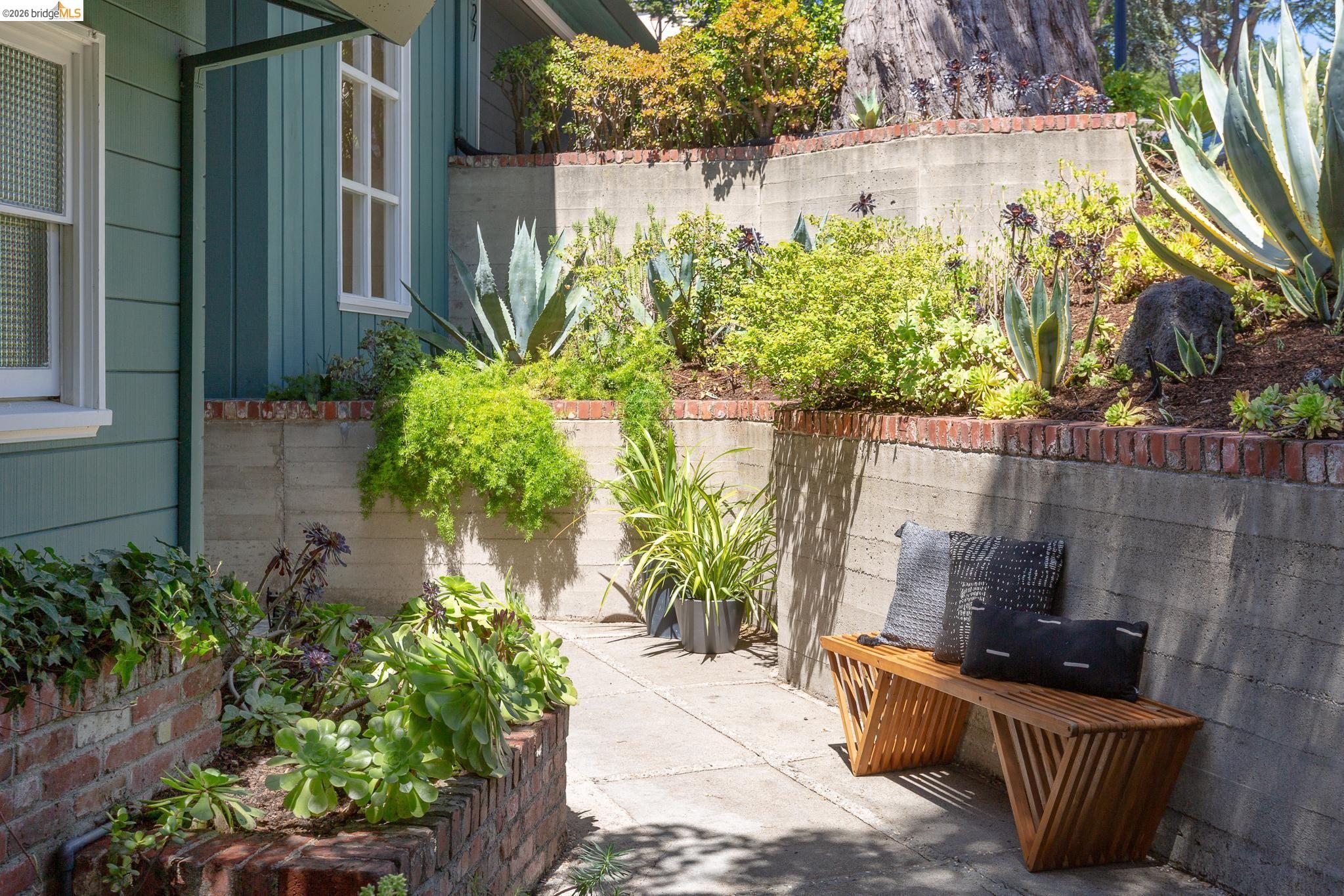 Detail Gallery Image 4 of 58 For 5727 La Salle Ave, Oakland,  CA 94611 - 3 Beds | 2/1 Baths