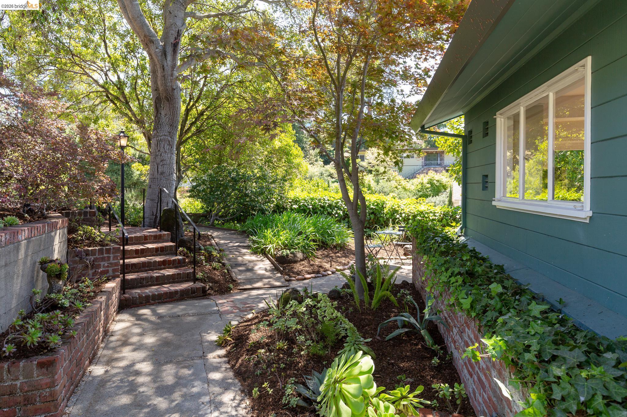 Detail Gallery Image 5 of 58 For 5727 La Salle Ave, Oakland,  CA 94611 - 3 Beds | 2/1 Baths