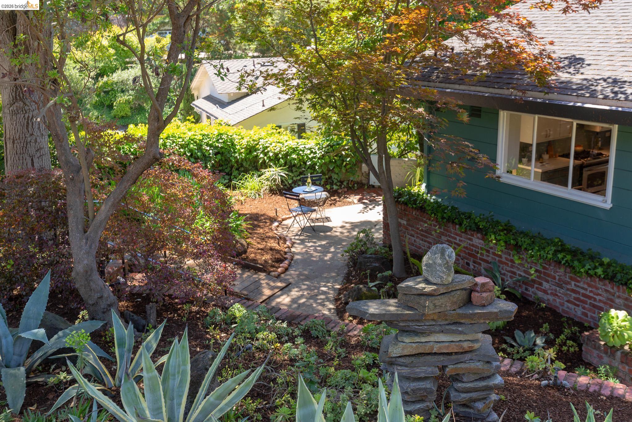 Detail Gallery Image 6 of 58 For 5727 La Salle Ave, Oakland,  CA 94611 - 3 Beds | 2/1 Baths