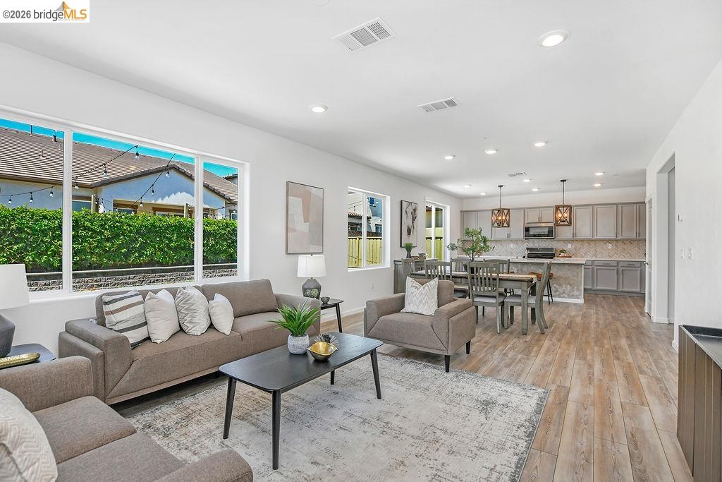 Detail Gallery Image 6 of 40 For 5308 Ramona Valley Ln, Antioch,  CA 94531 - 5 Beds | 3 Baths