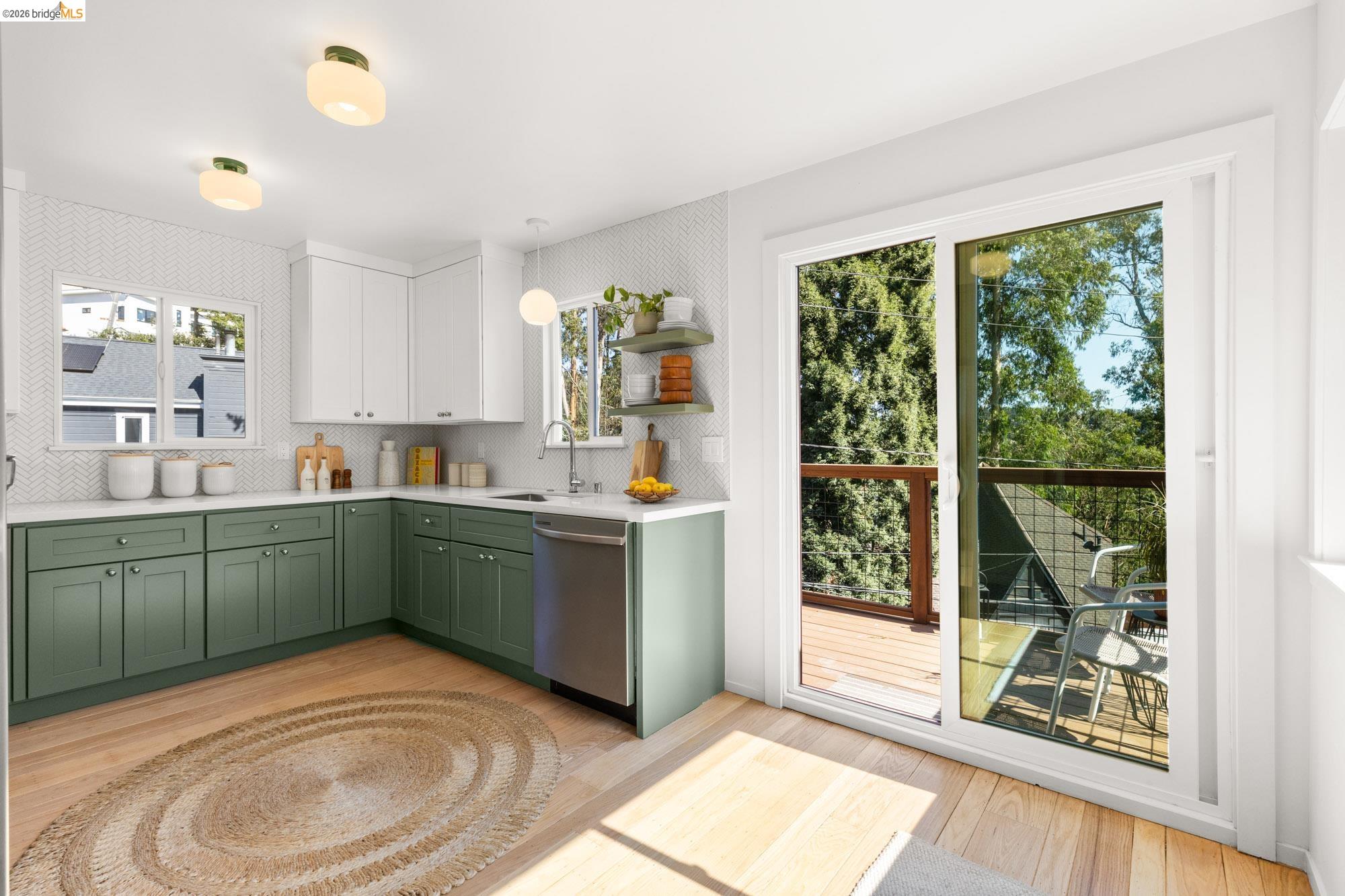 Detail Gallery Image 15 of 63 For 7403 Skyline Blvd, Oakland,  CA 94611 - 3 Beds | 2/1 Baths