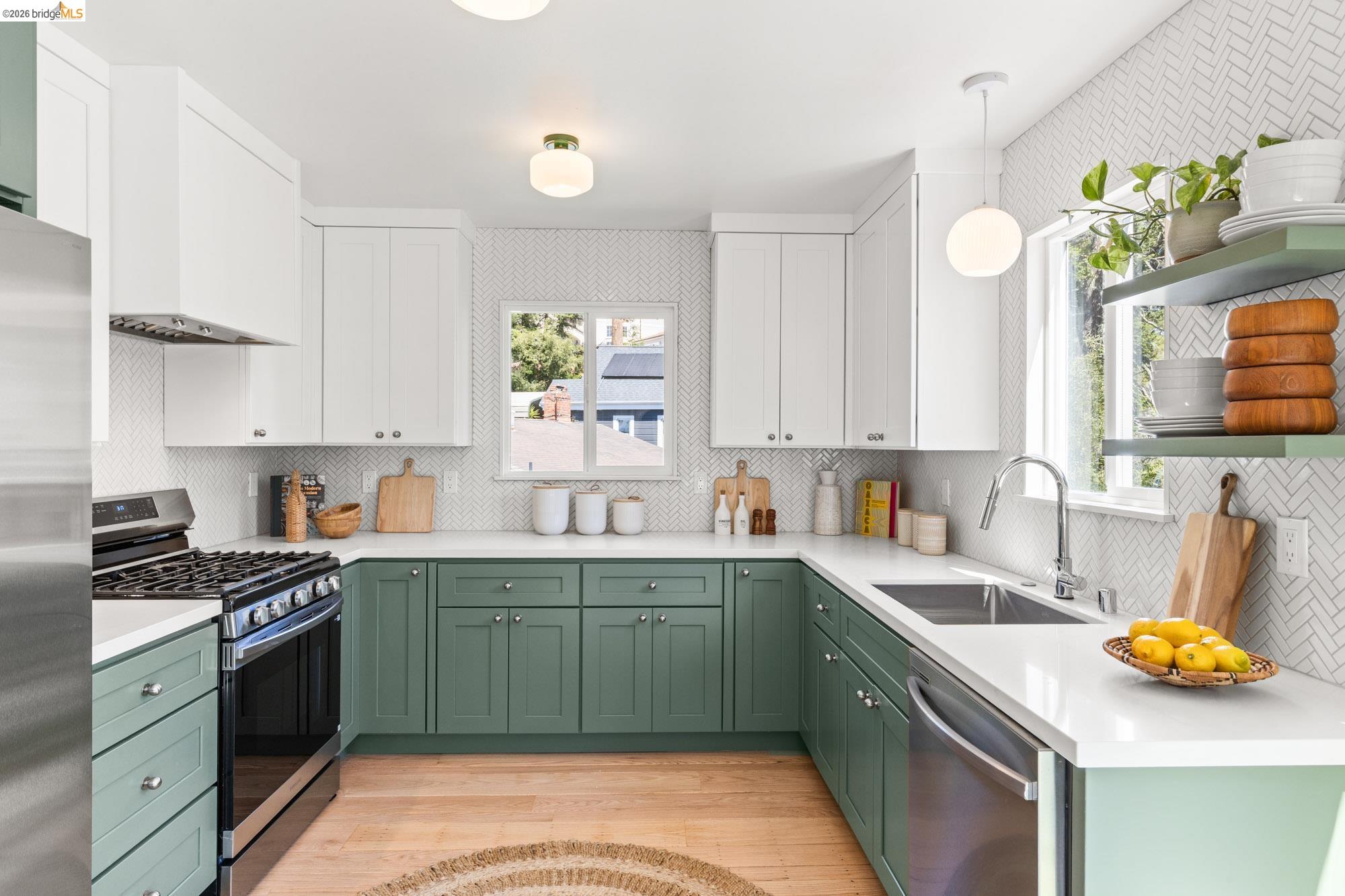 Detail Gallery Image 16 of 63 For 7403 Skyline Blvd, Oakland,  CA 94611 - 3 Beds | 2/1 Baths