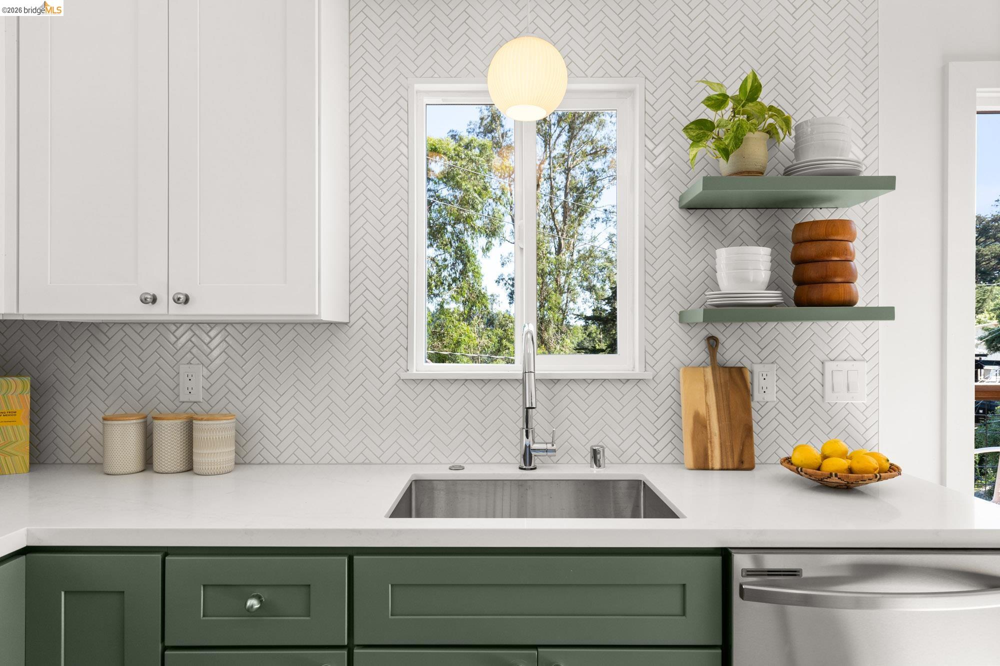 Detail Gallery Image 18 of 63 For 7403 Skyline Blvd, Oakland,  CA 94611 - 3 Beds | 2/1 Baths