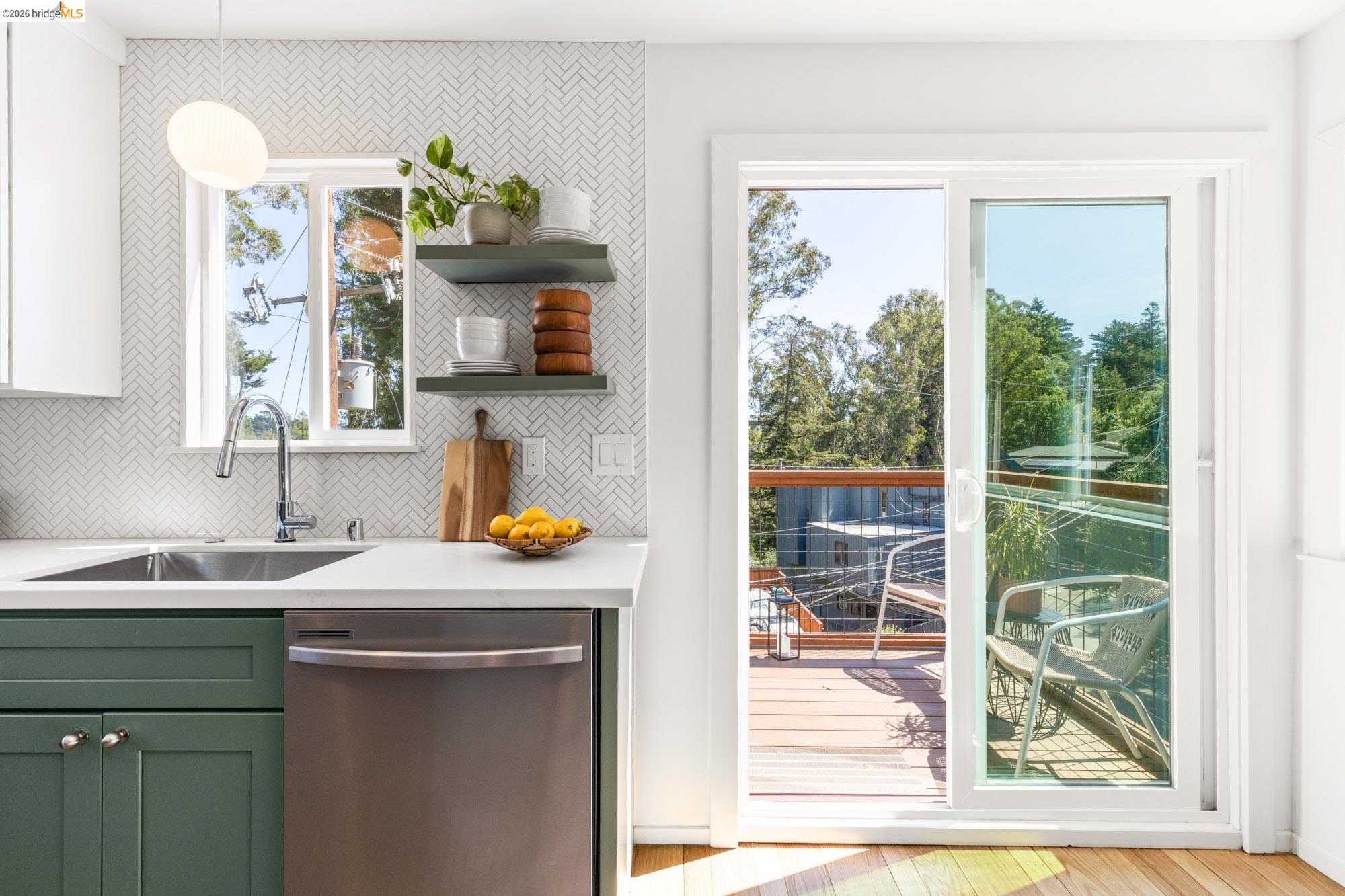 Detail Gallery Image 20 of 63 For 7403 Skyline Blvd, Oakland,  CA 94611 - 3 Beds | 2/1 Baths