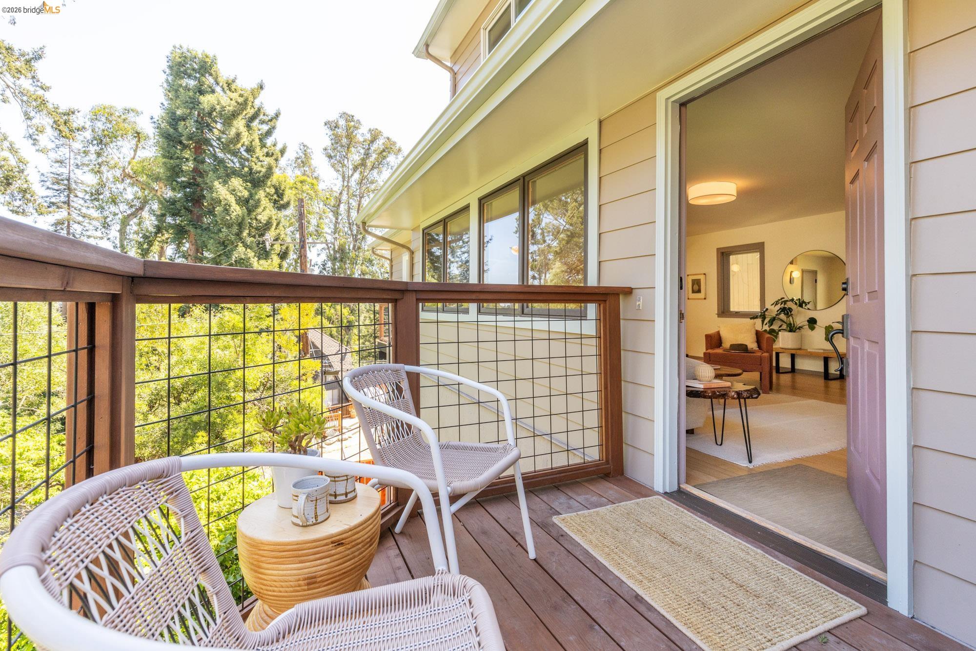 Detail Gallery Image 3 of 63 For 7403 Skyline Blvd, Oakland,  CA 94611 - 3 Beds | 2/1 Baths