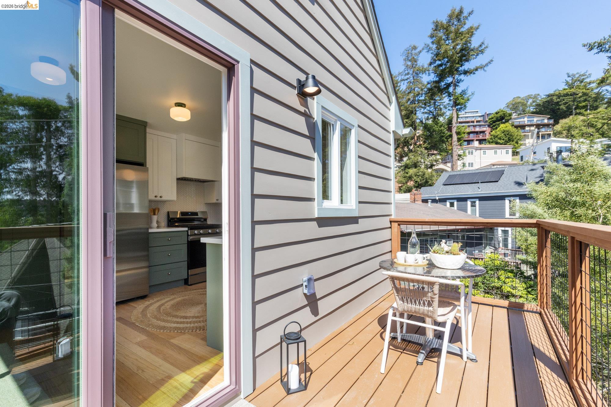 Detail Gallery Image 21 of 63 For 7403 Skyline Blvd, Oakland,  CA 94611 - 3 Beds | 2/1 Baths