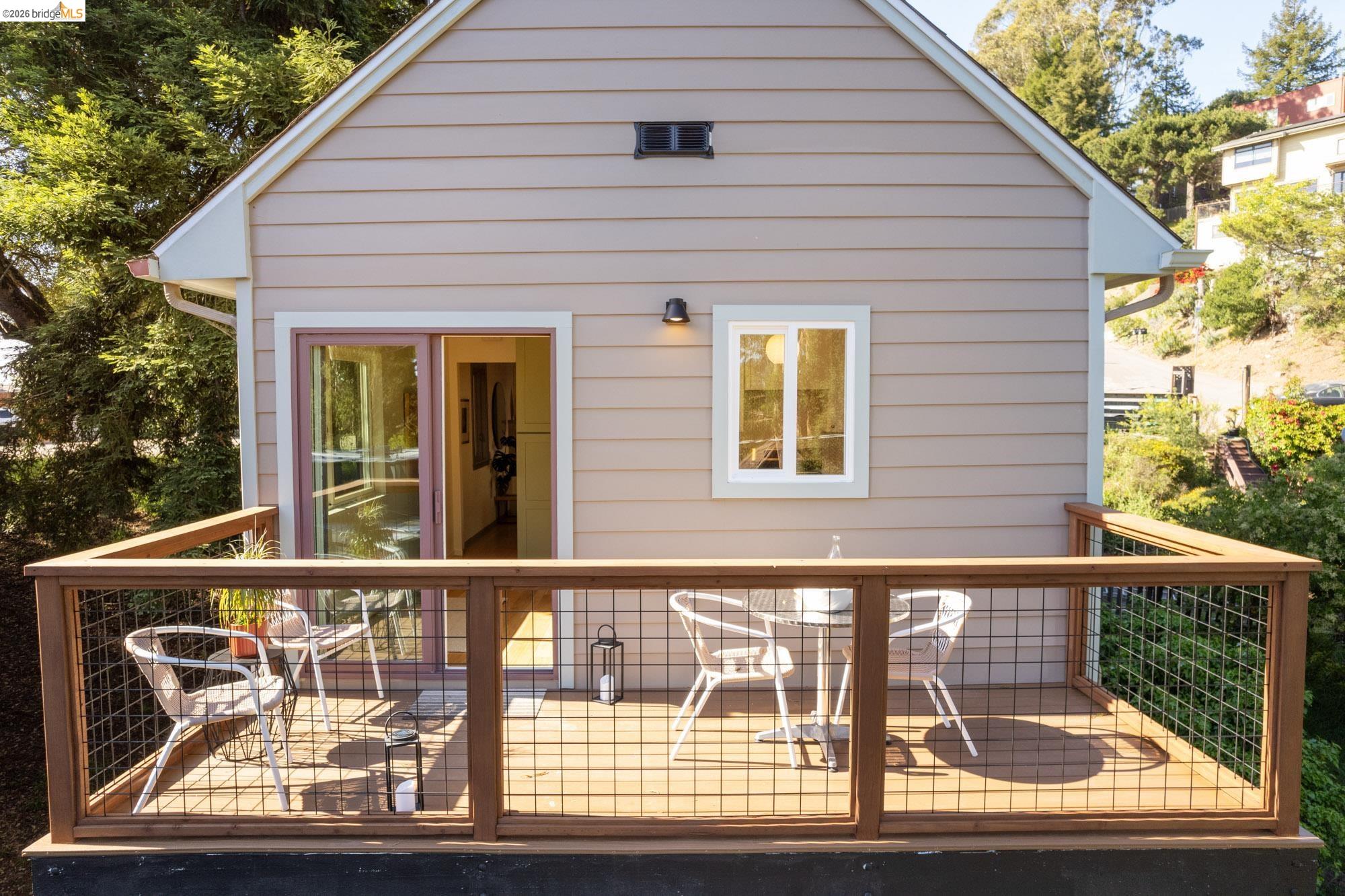 Detail Gallery Image 22 of 63 For 7403 Skyline Blvd, Oakland,  CA 94611 - 3 Beds | 2/1 Baths