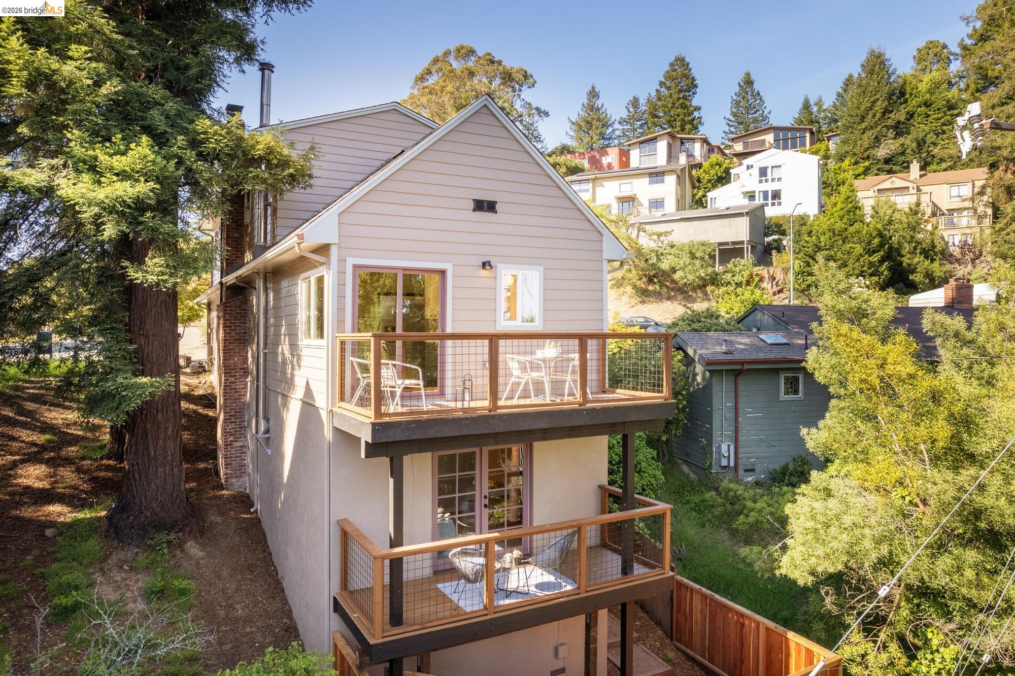 Detail Gallery Image 23 of 63 For 7403 Skyline Blvd, Oakland,  CA 94611 - 3 Beds | 2/1 Baths