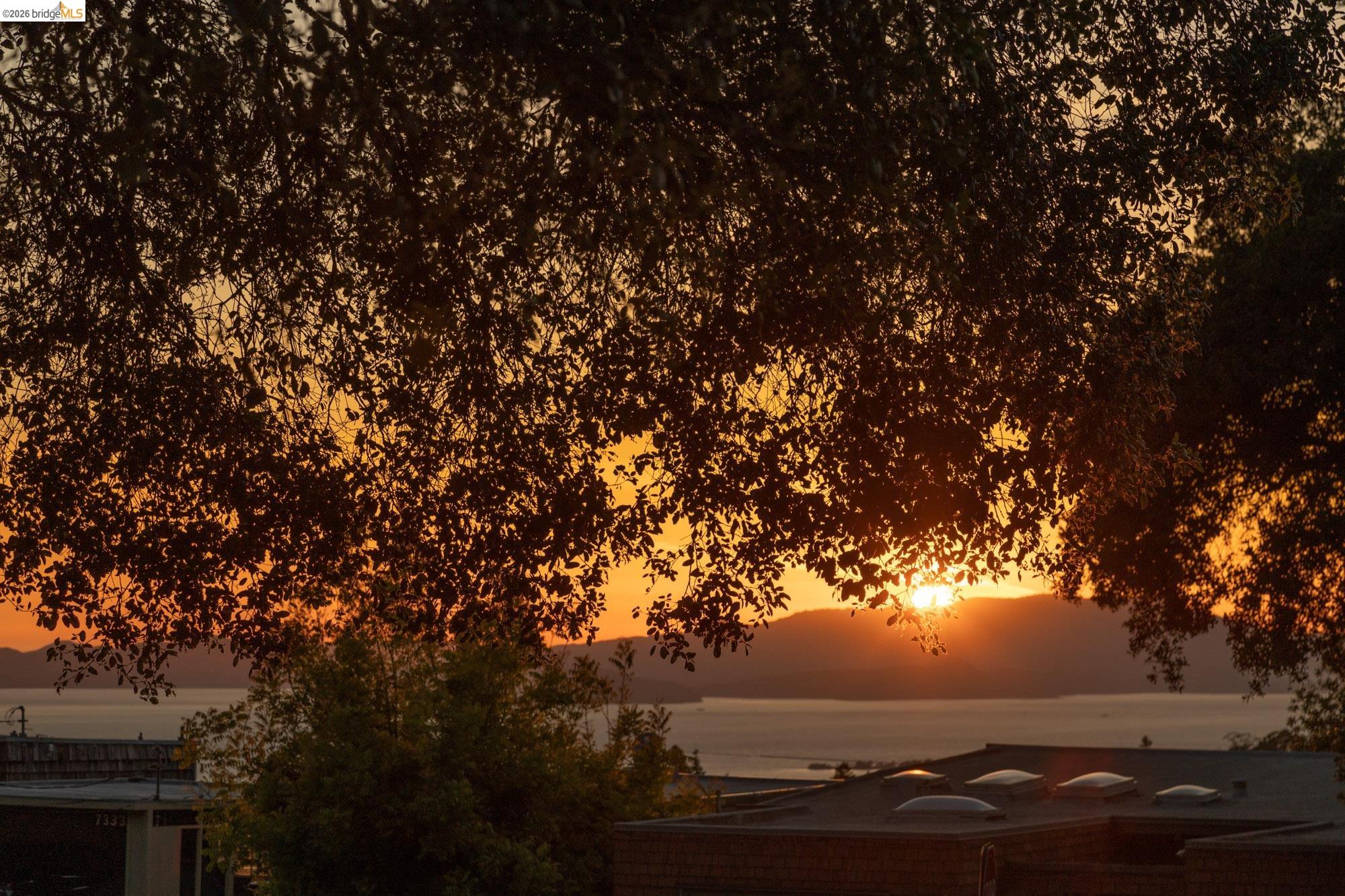 Detail Gallery Image 31 of 63 For 7403 Skyline Blvd, Oakland,  CA 94611 - 3 Beds | 2/1 Baths