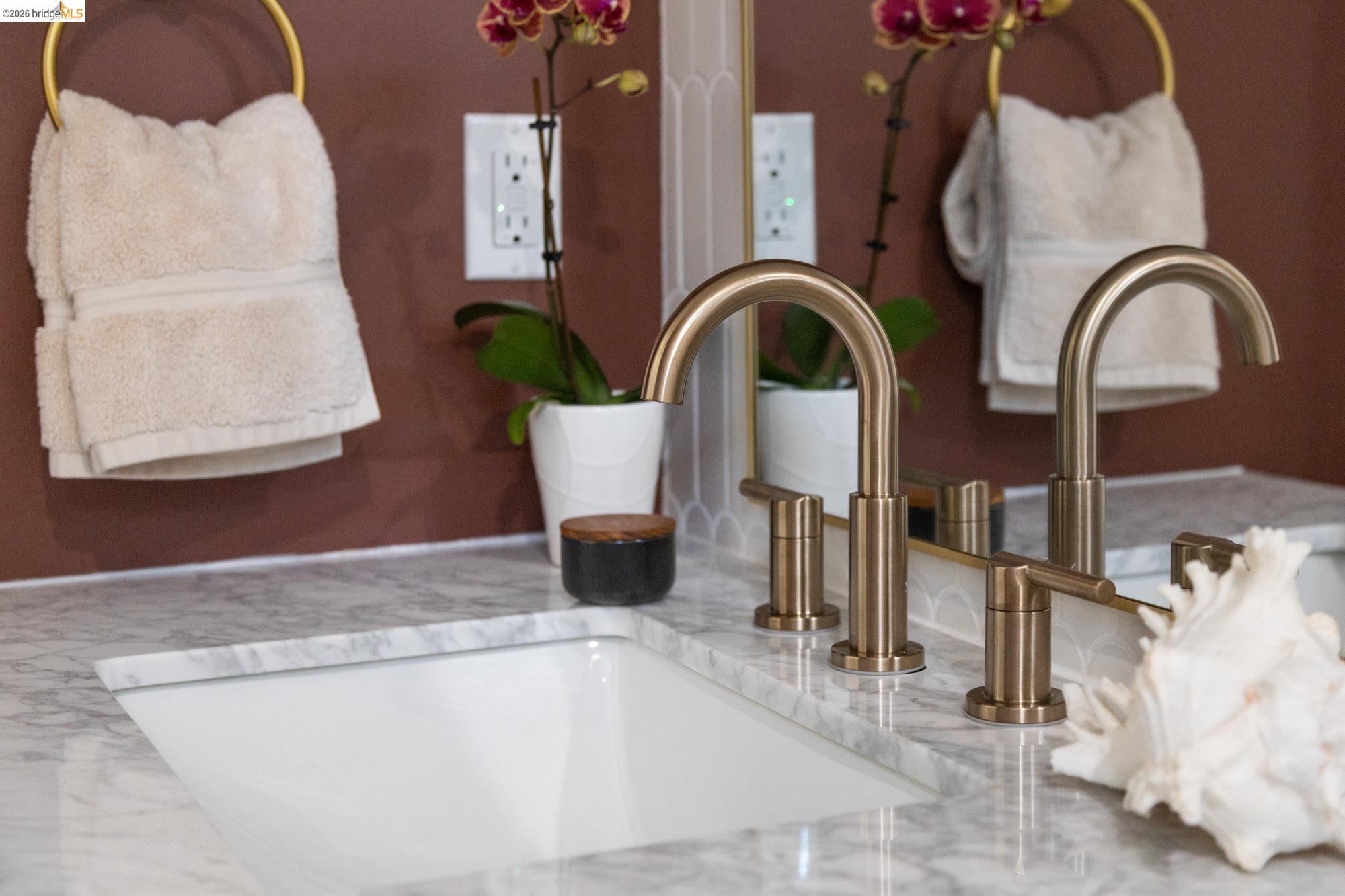 Detail Gallery Image 35 of 63 For 7403 Skyline Blvd, Oakland,  CA 94611 - 3 Beds | 2/1 Baths