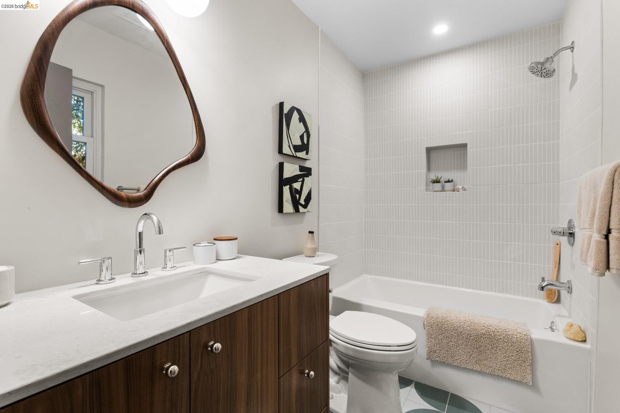 Detail Gallery Image 37 of 63 For 7403 Skyline Blvd, Oakland,  CA 94611 - 3 Beds | 2/1 Baths