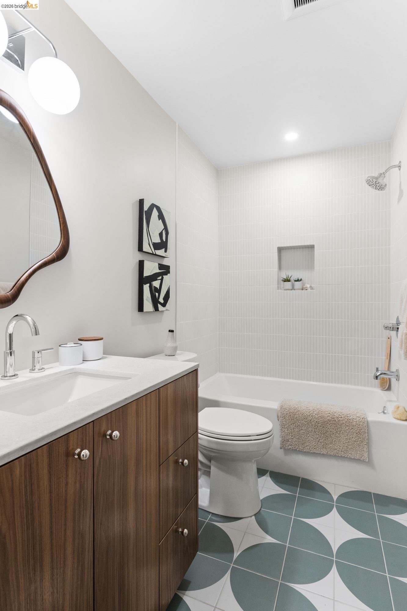 Detail Gallery Image 38 of 63 For 7403 Skyline Blvd, Oakland,  CA 94611 - 3 Beds | 2/1 Baths