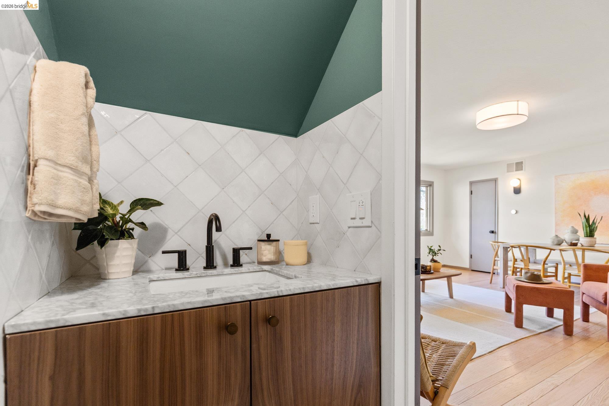 Detail Gallery Image 10 of 63 For 7403 Skyline Blvd, Oakland,  CA 94611 - 3 Beds | 2/1 Baths