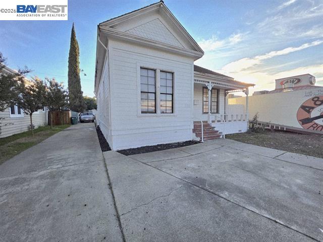 Detail Gallery Image 1 of 17 For 220 E Lodi Ave, Lodi,  CA 95240 - 4 Beds | 3/1 Baths