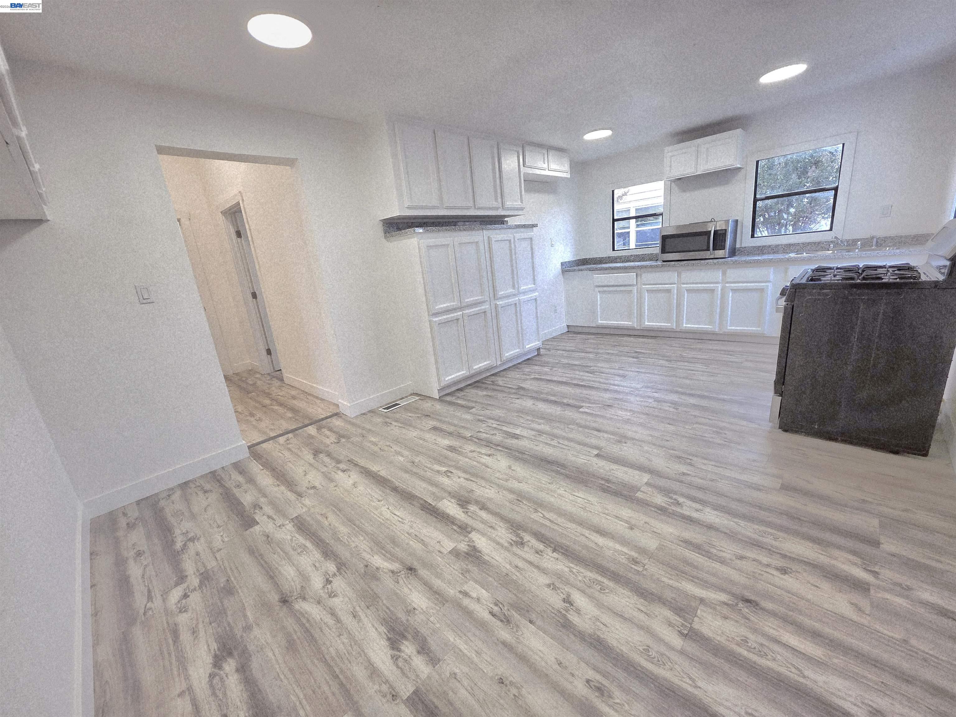 Detail Gallery Image 4 of 17 For 220 E Lodi Ave, Lodi,  CA 95240 - 4 Beds | 3/1 Baths