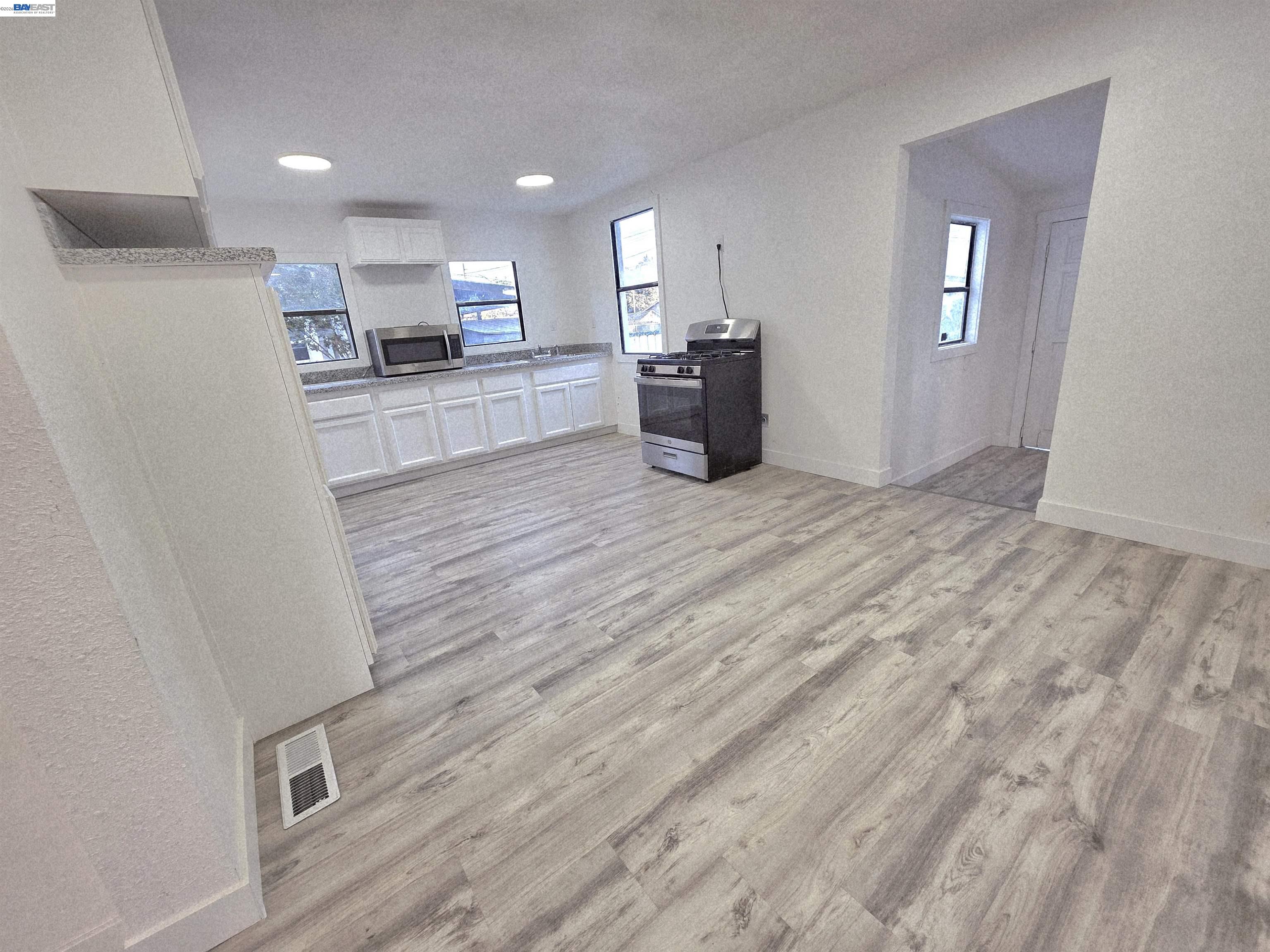 Detail Gallery Image 5 of 17 For 220 E Lodi Ave, Lodi,  CA 95240 - 4 Beds | 3/1 Baths