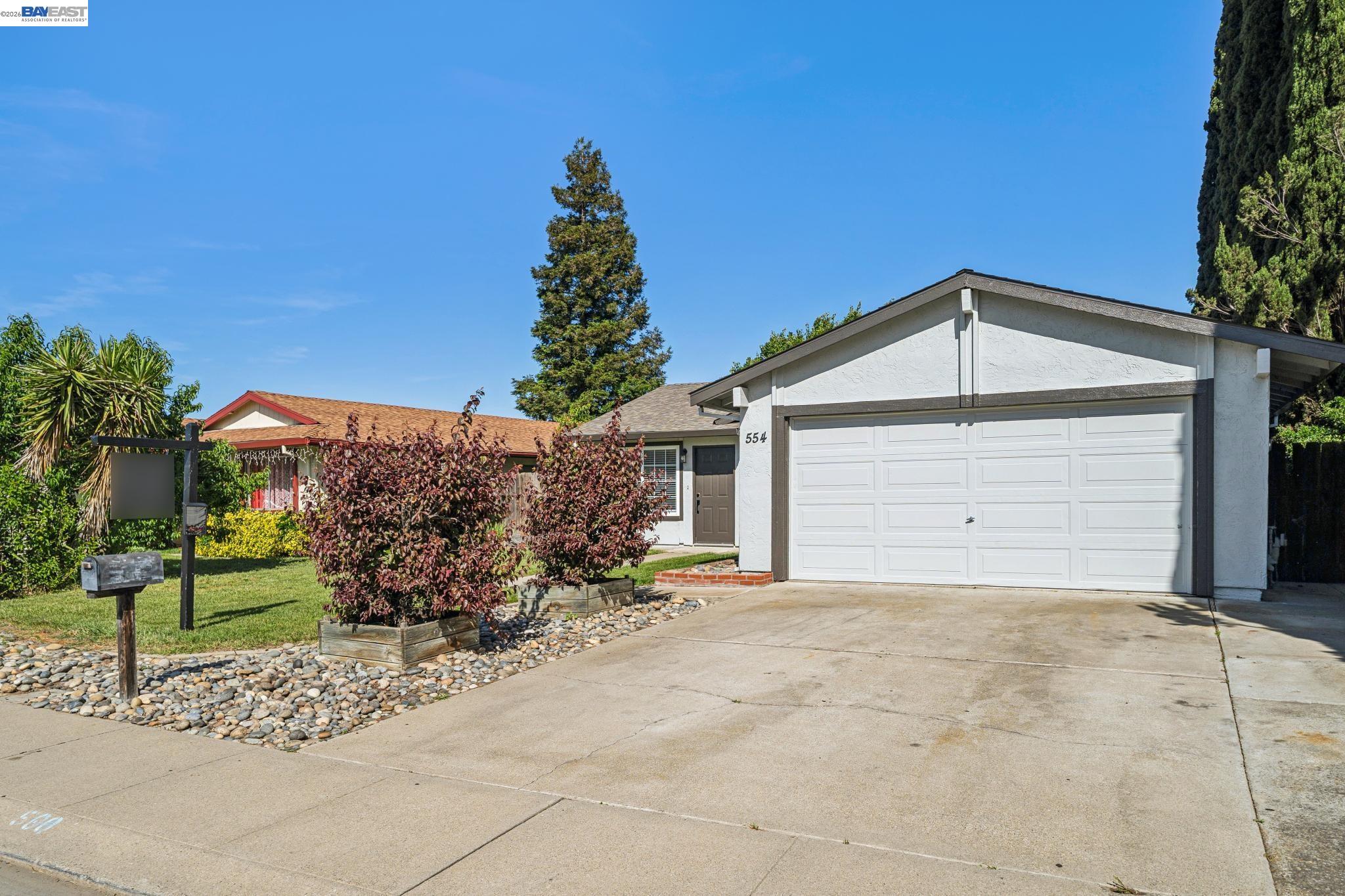 Detail Gallery Image 3 of 27 For 554 Chestnut Ave, Tracy,  CA 95376 - 3 Beds | 2 Baths