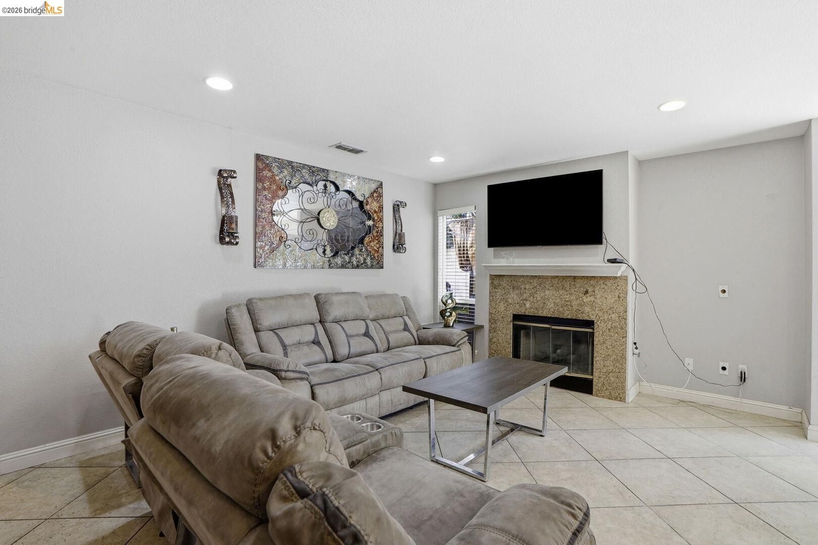 Detail Gallery Image 6 of 48 For 4008 Galenez Way, Antioch,  CA 94531 - 4 Beds | 2/1 Baths