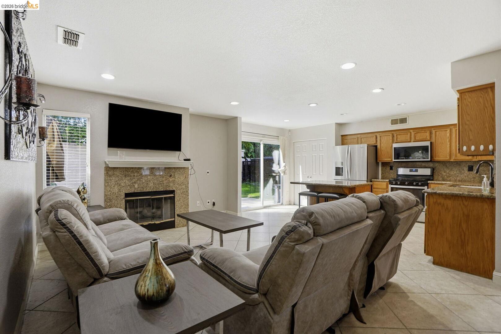 Detail Gallery Image 7 of 48 For 4008 Galenez Way, Antioch,  CA 94531 - 4 Beds | 2/1 Baths