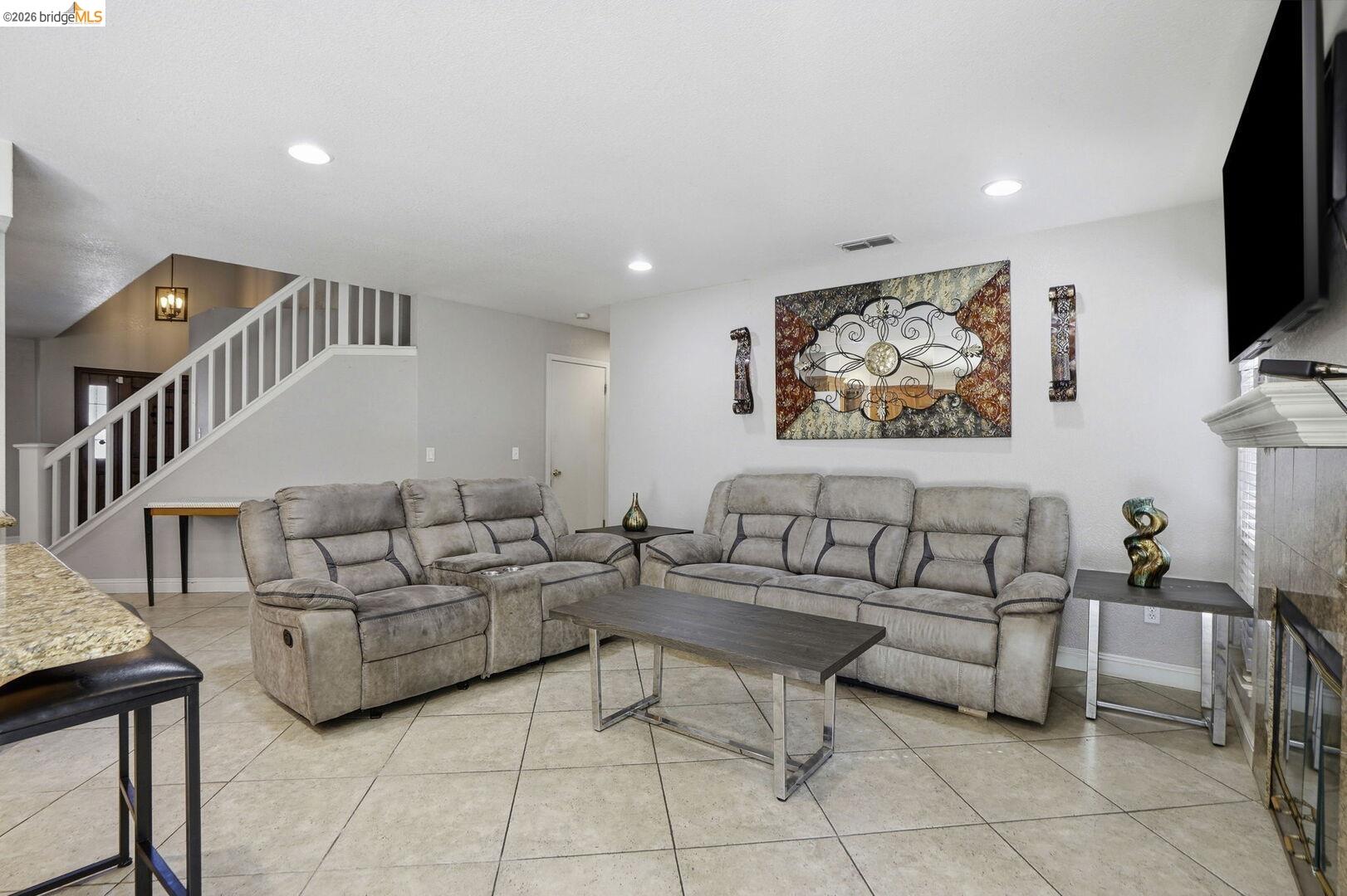 Detail Gallery Image 8 of 48 For 4008 Galenez Way, Antioch,  CA 94531 - 4 Beds | 2/1 Baths