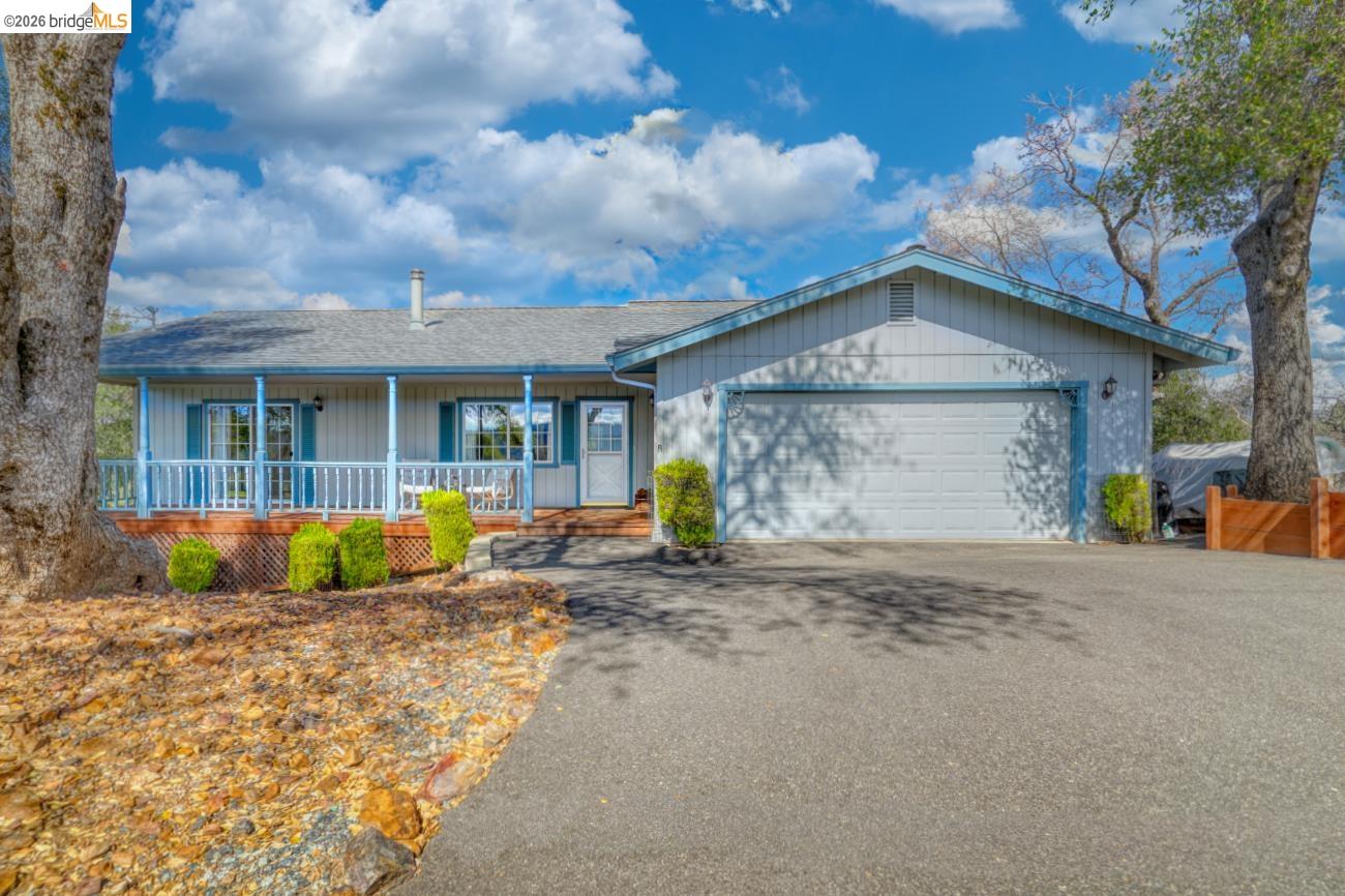 Groveland (A gateway to Yosemite)