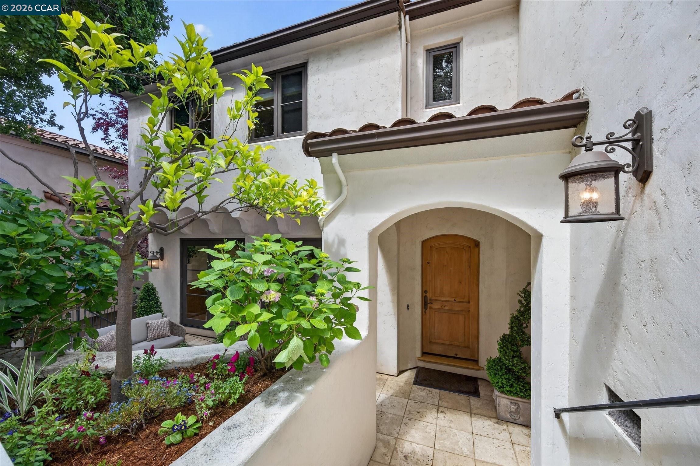 Detail Gallery Image 5 of 55 For 21 Live Oak Rd, Berkeley,  CA 94705 - 4 Beds | 3/1 Baths