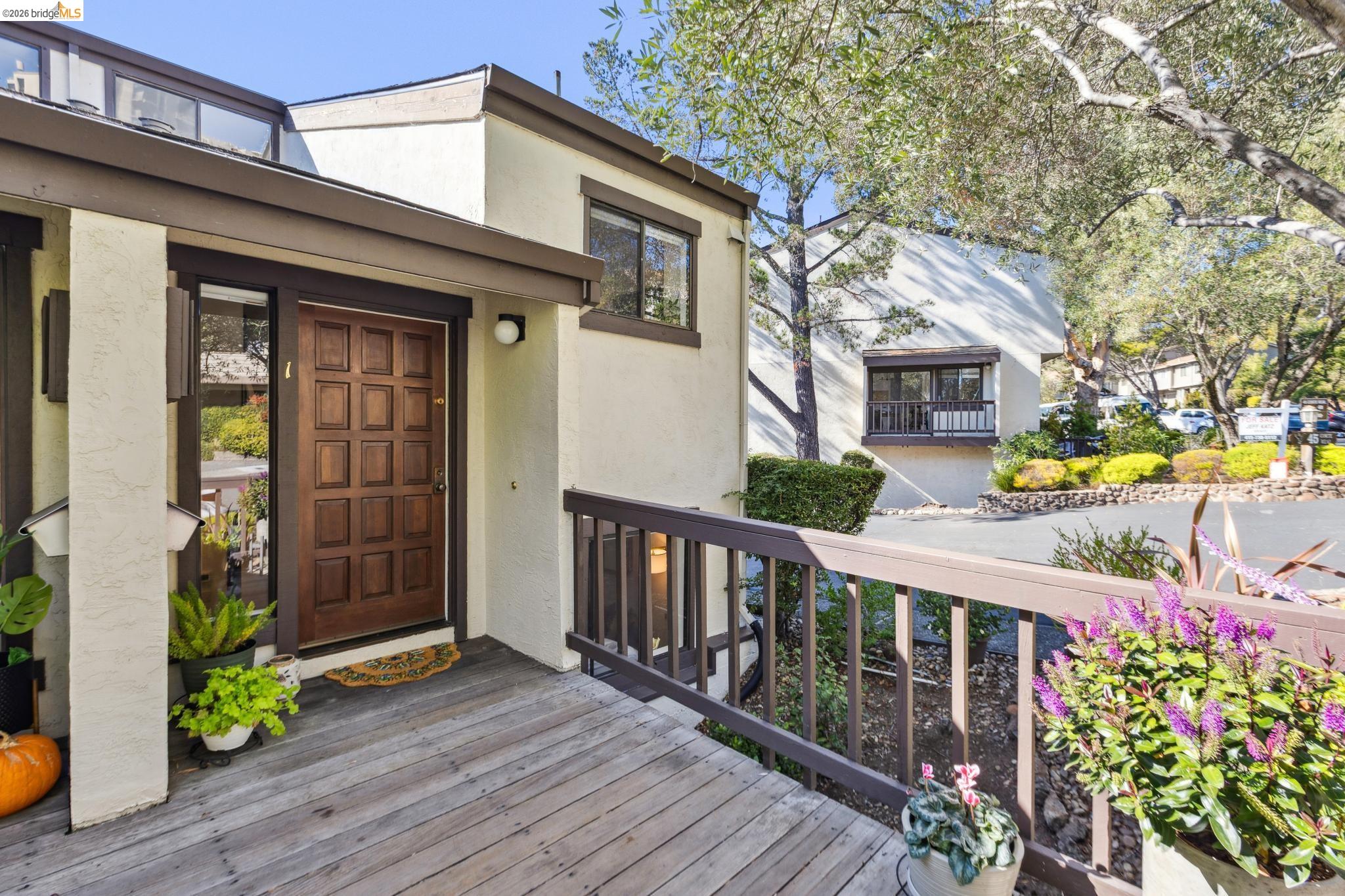 Detail Gallery Image 2 of 41 For 45 Corte Real #1,  Larkspur,  CA 94904 - 2 Beds | 1/1 Baths