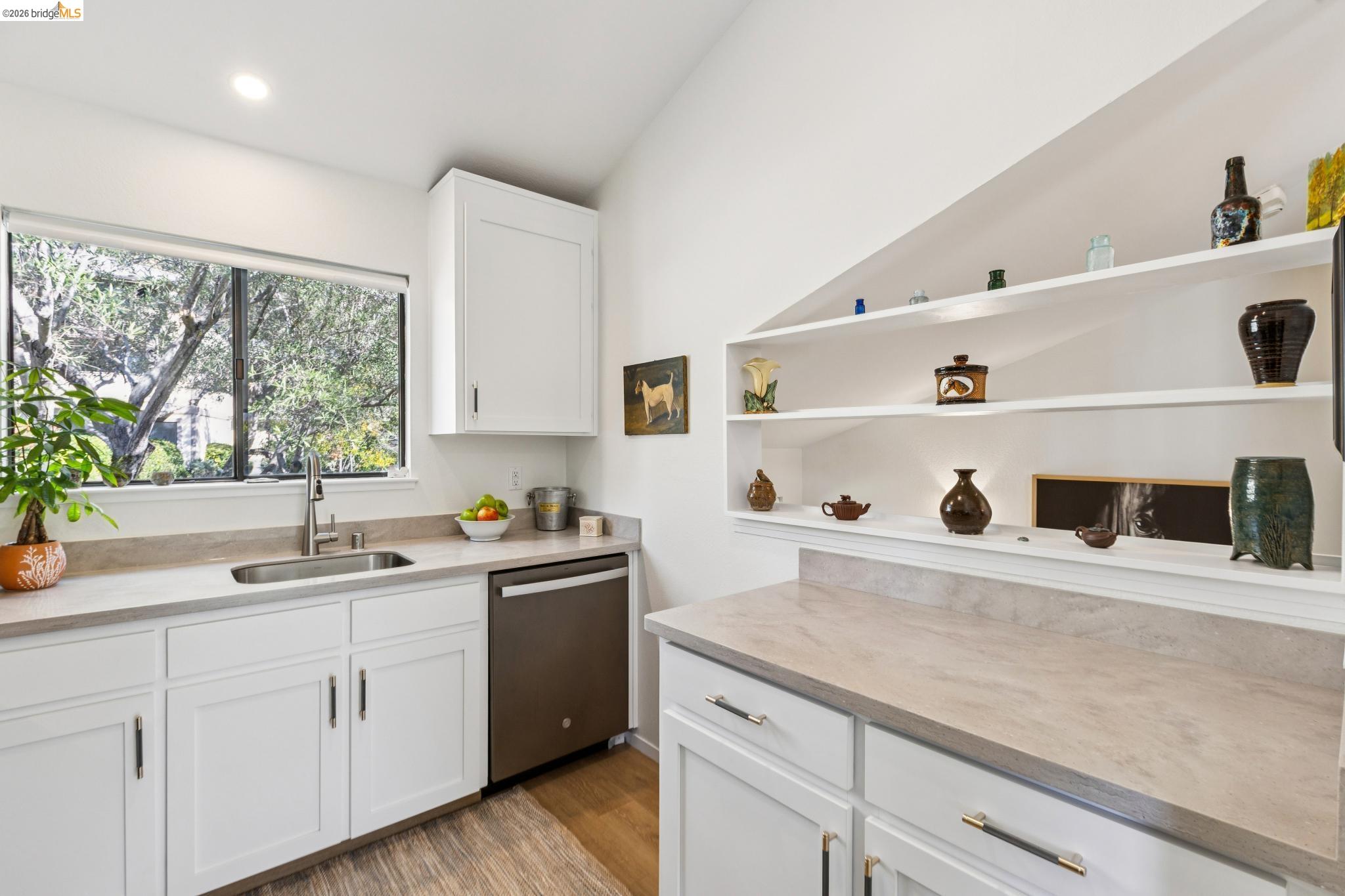 Detail Gallery Image 14 of 41 For 45 Corte Real #1,  Larkspur,  CA 94904 - 2 Beds | 1/1 Baths