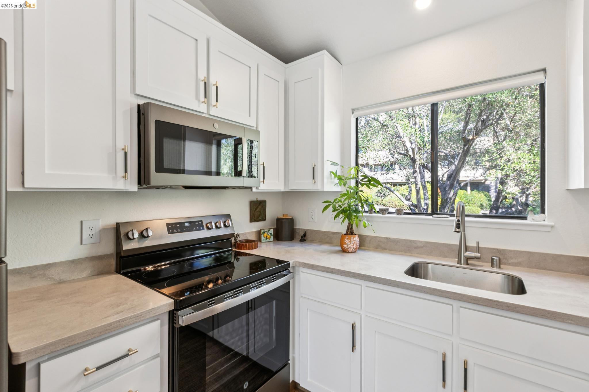 Detail Gallery Image 15 of 41 For 45 Corte Real #1,  Larkspur,  CA 94904 - 2 Beds | 1/1 Baths