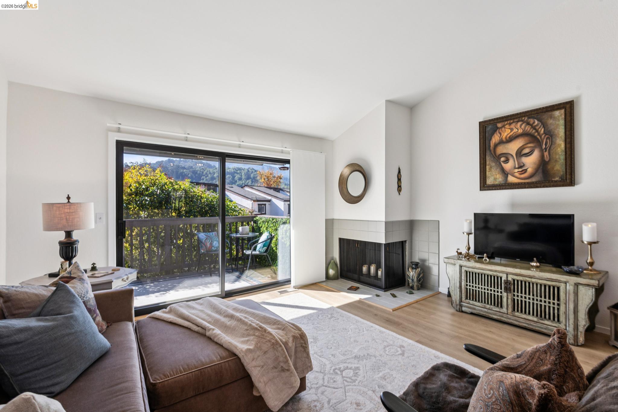 Detail Gallery Image 10 of 41 For 45 Corte Real #1,  Larkspur,  CA 94904 - 2 Beds | 1/1 Baths