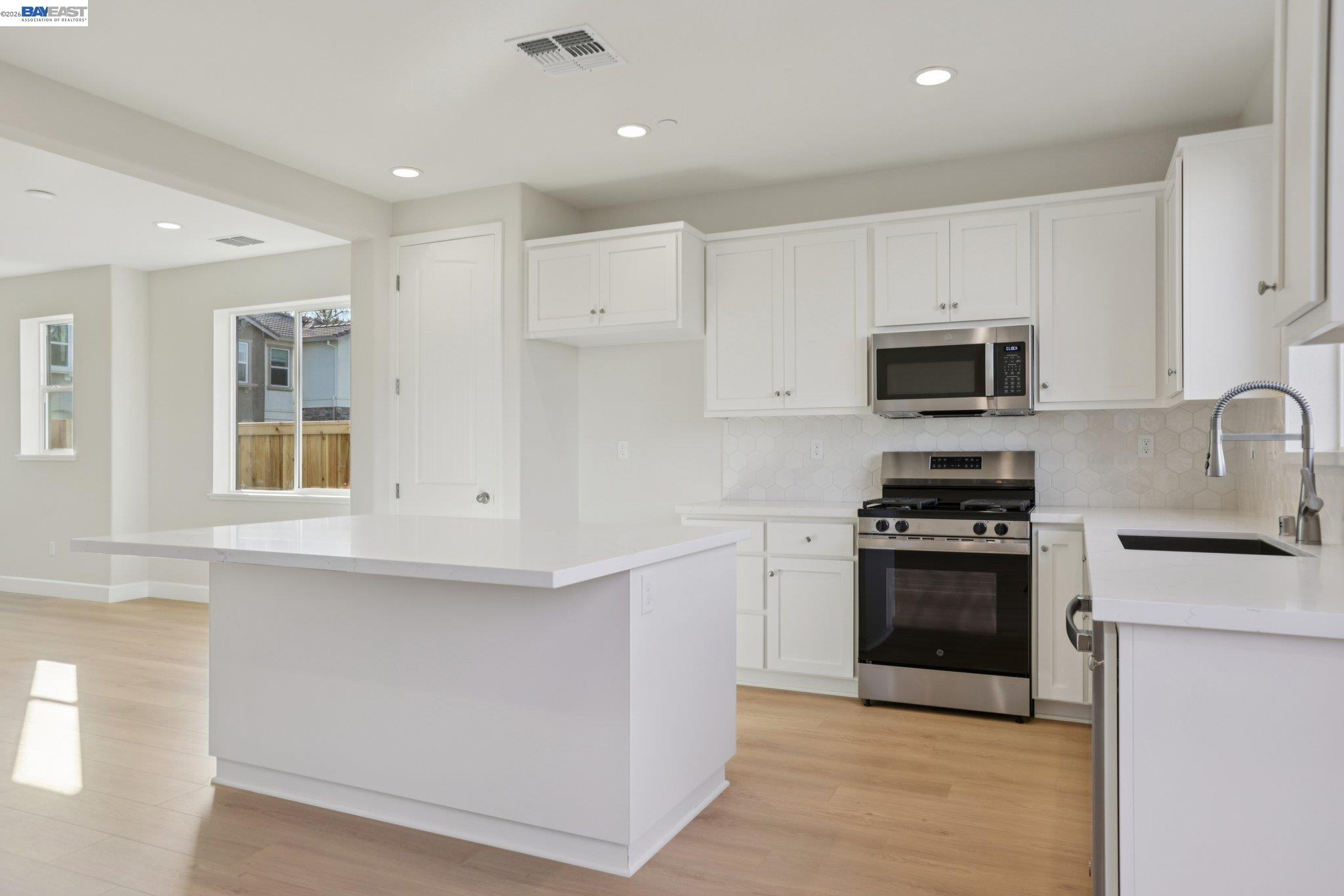Detail Gallery Image 11 of 38 For 121 Creek View Cir, Fairfield,  CA 94533 - 3 Beds | 2/1 Baths