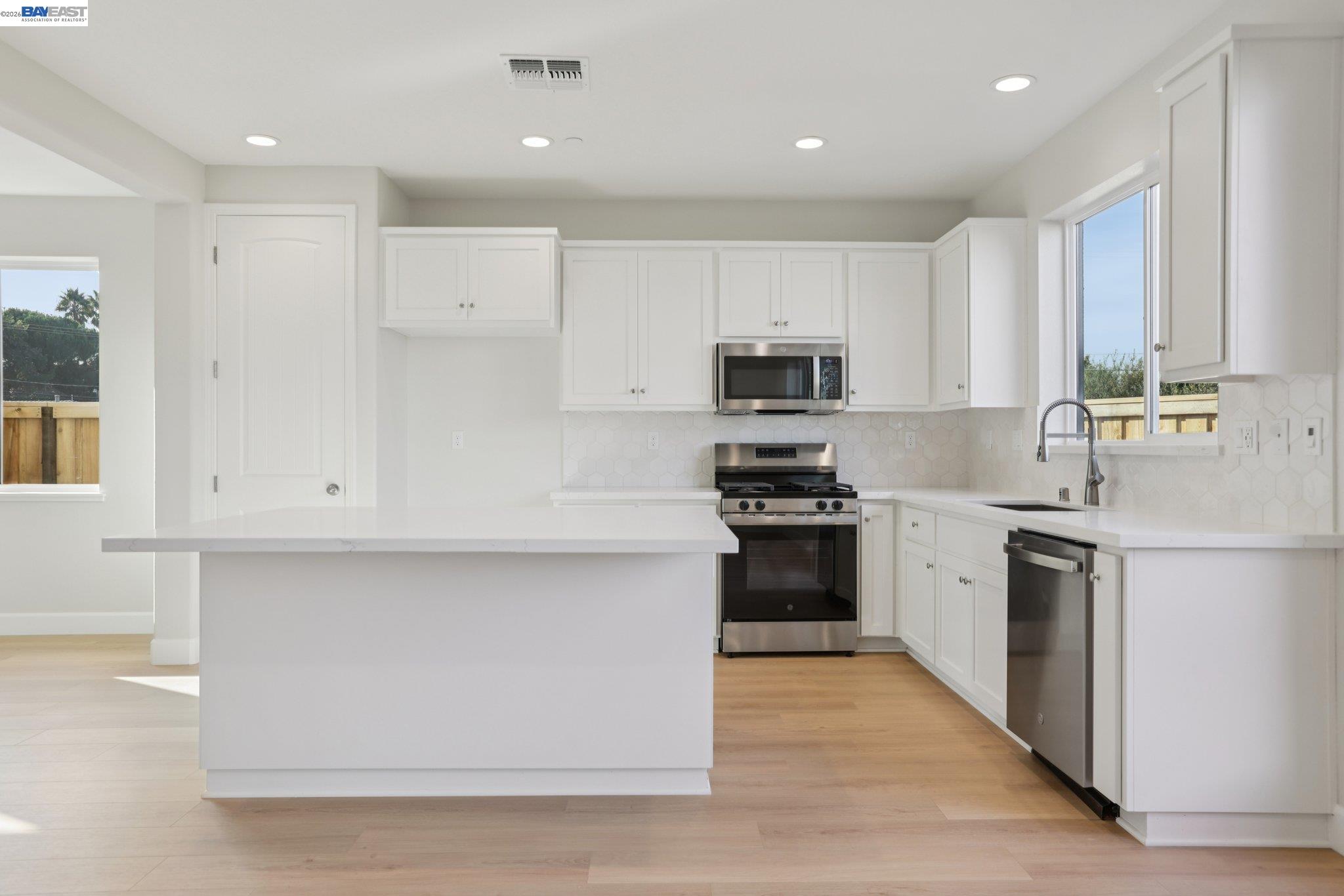 Detail Gallery Image 10 of 38 For 121 Creek View Cir, Fairfield,  CA 94533 - 3 Beds | 2/1 Baths