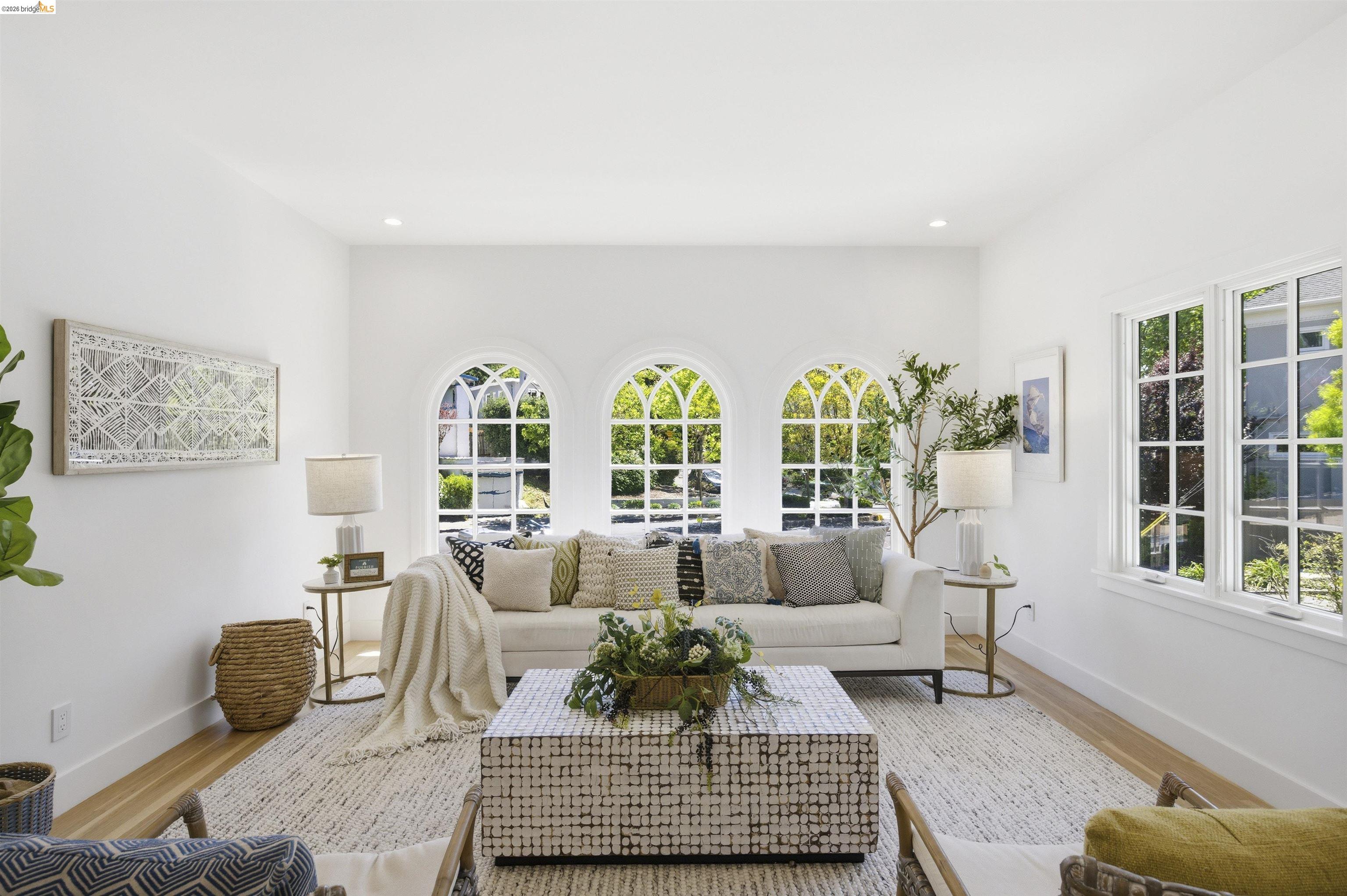 Detail Gallery Image 4 of 43 For 1541 Grand Ave, Piedmont,  CA 94611 - 3 Beds | 2 Baths