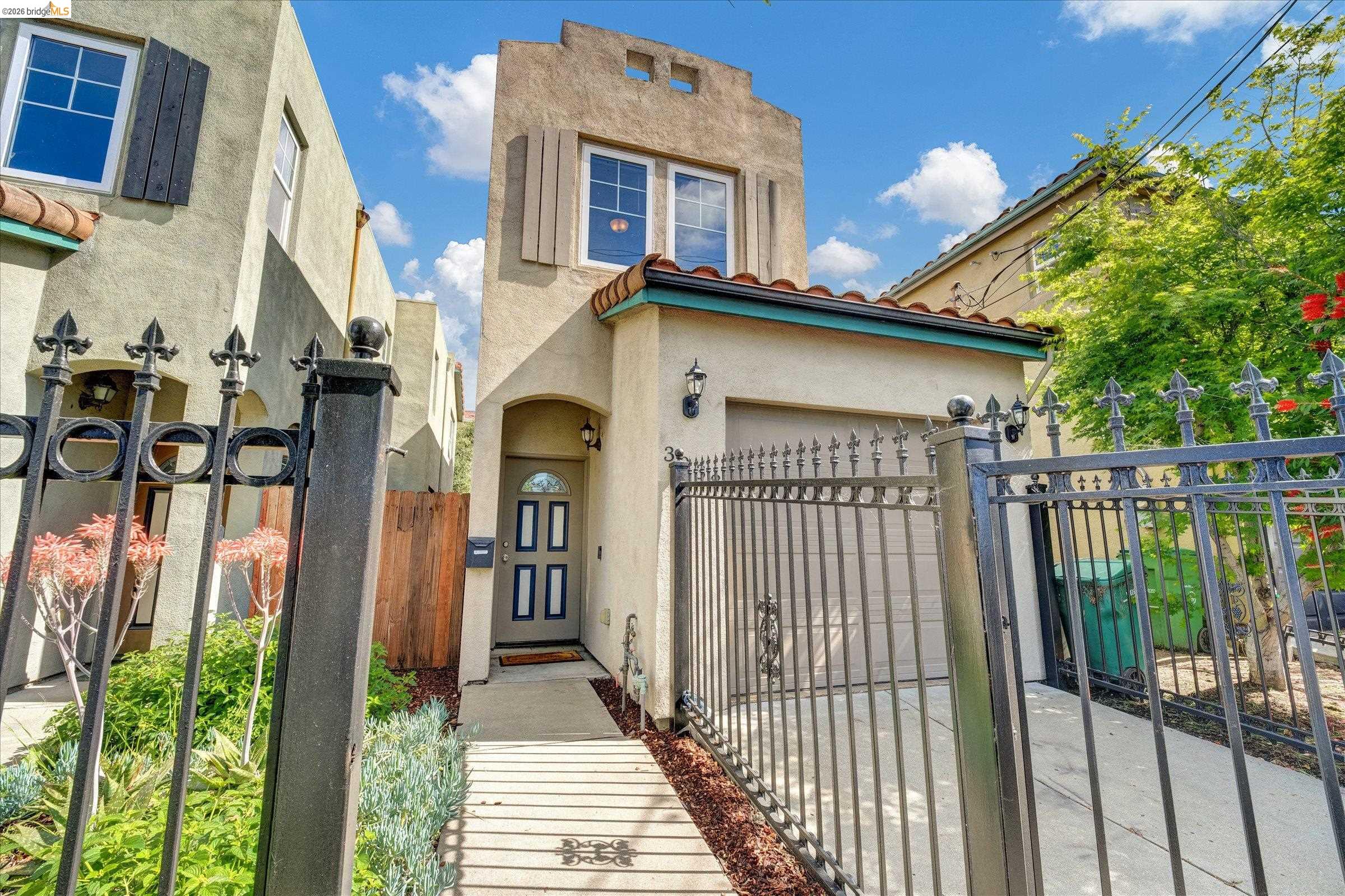 Detail Gallery Image 3 of 31 For 3038 E 18th St, Oakland,  CA 94601 - 2 Beds | 1/1 Baths