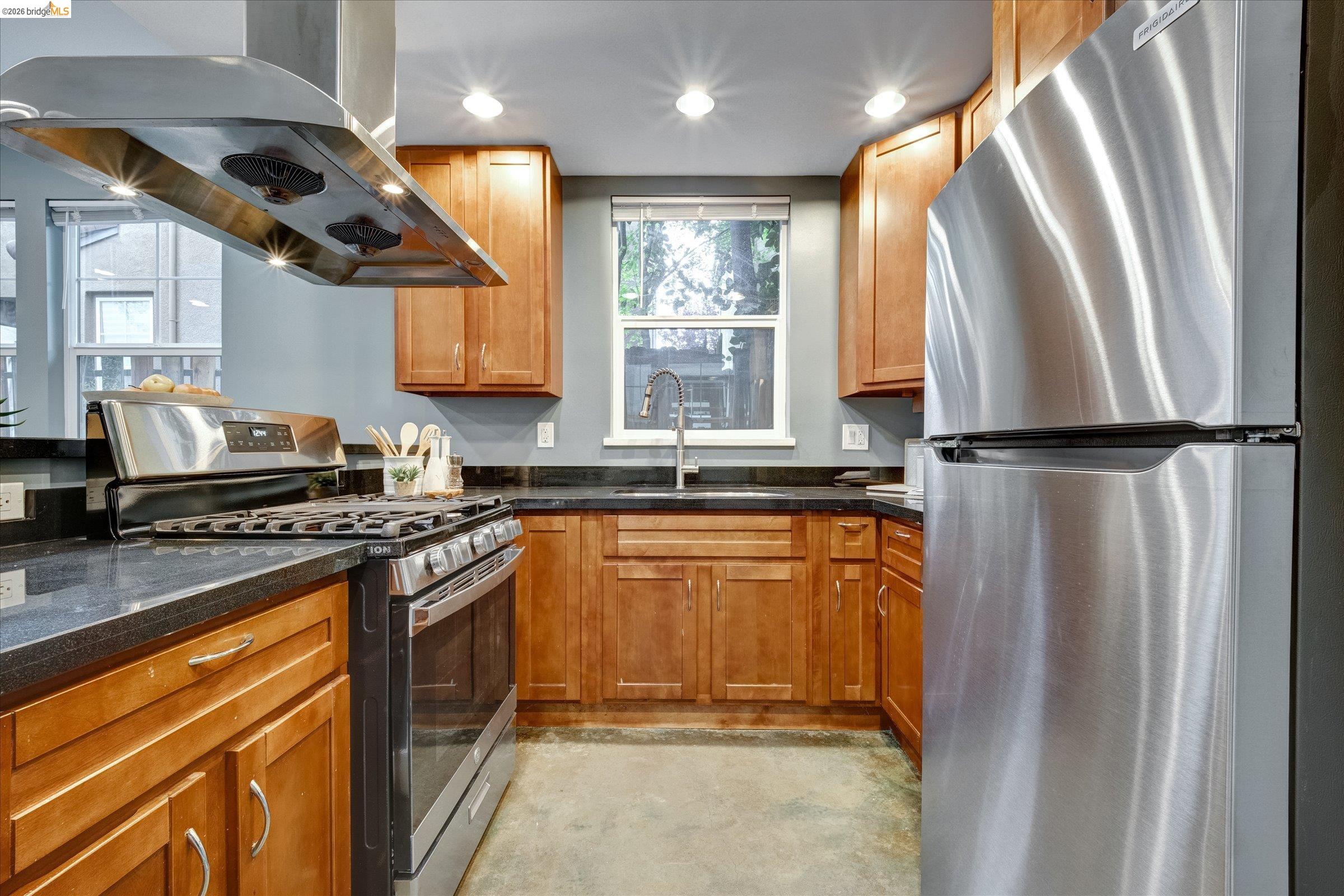 Detail Gallery Image 5 of 31 For 3038 E 18th St, Oakland,  CA 94601 - 2 Beds | 1/1 Baths