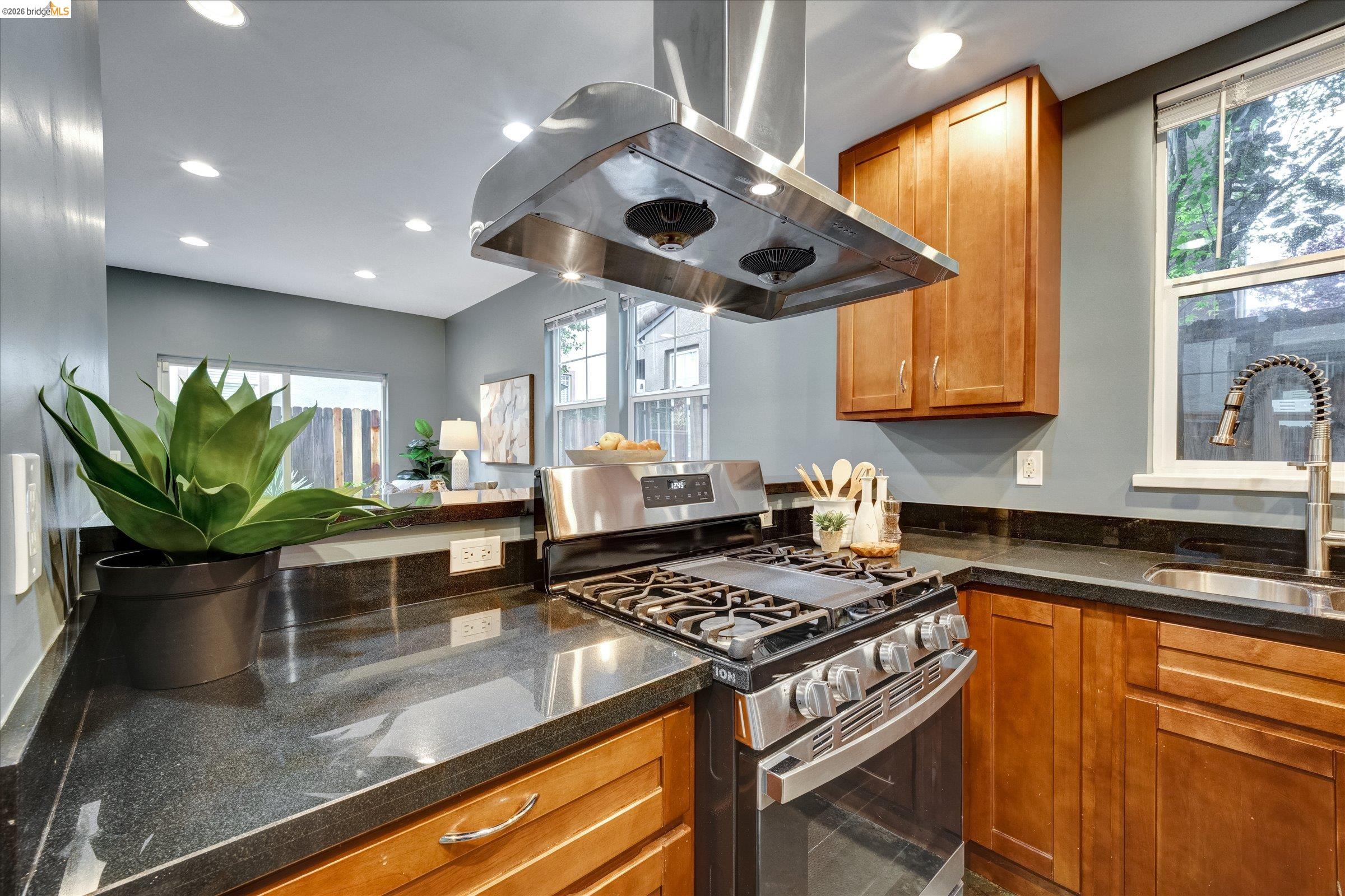 Detail Gallery Image 6 of 31 For 3038 E 18th St, Oakland,  CA 94601 - 2 Beds | 1/1 Baths