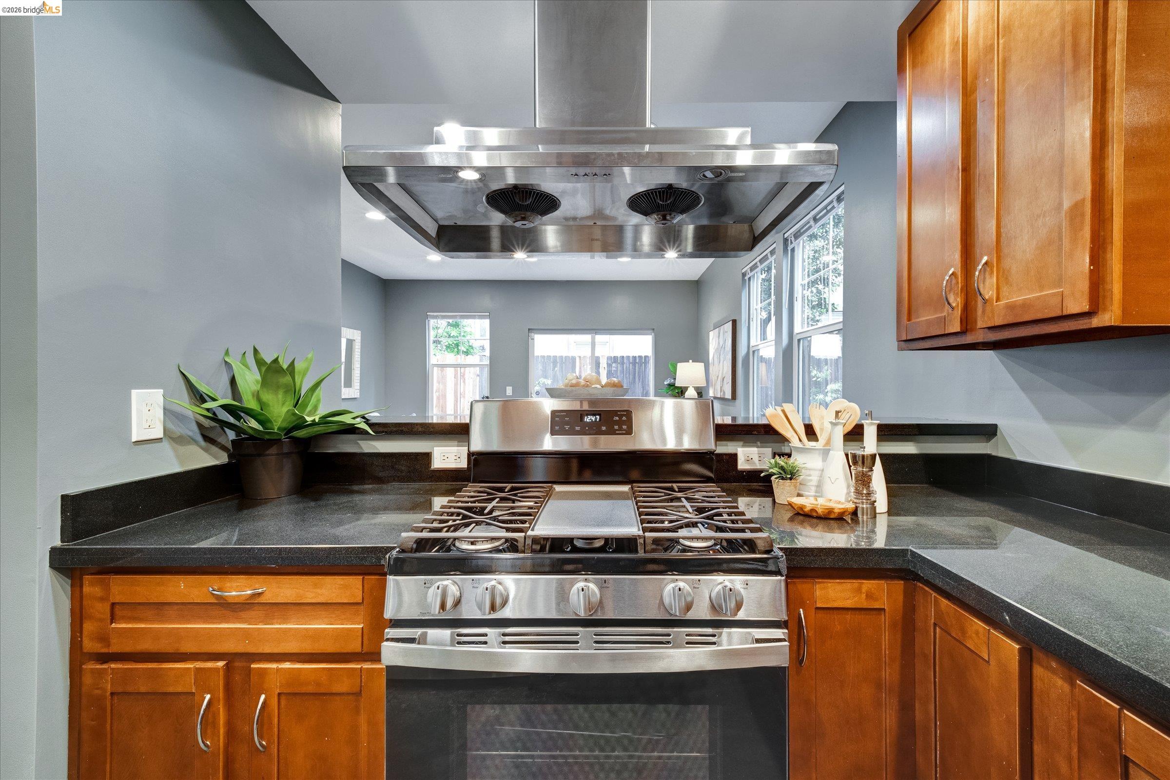 Detail Gallery Image 7 of 31 For 3038 E 18th St, Oakland,  CA 94601 - 2 Beds | 1/1 Baths