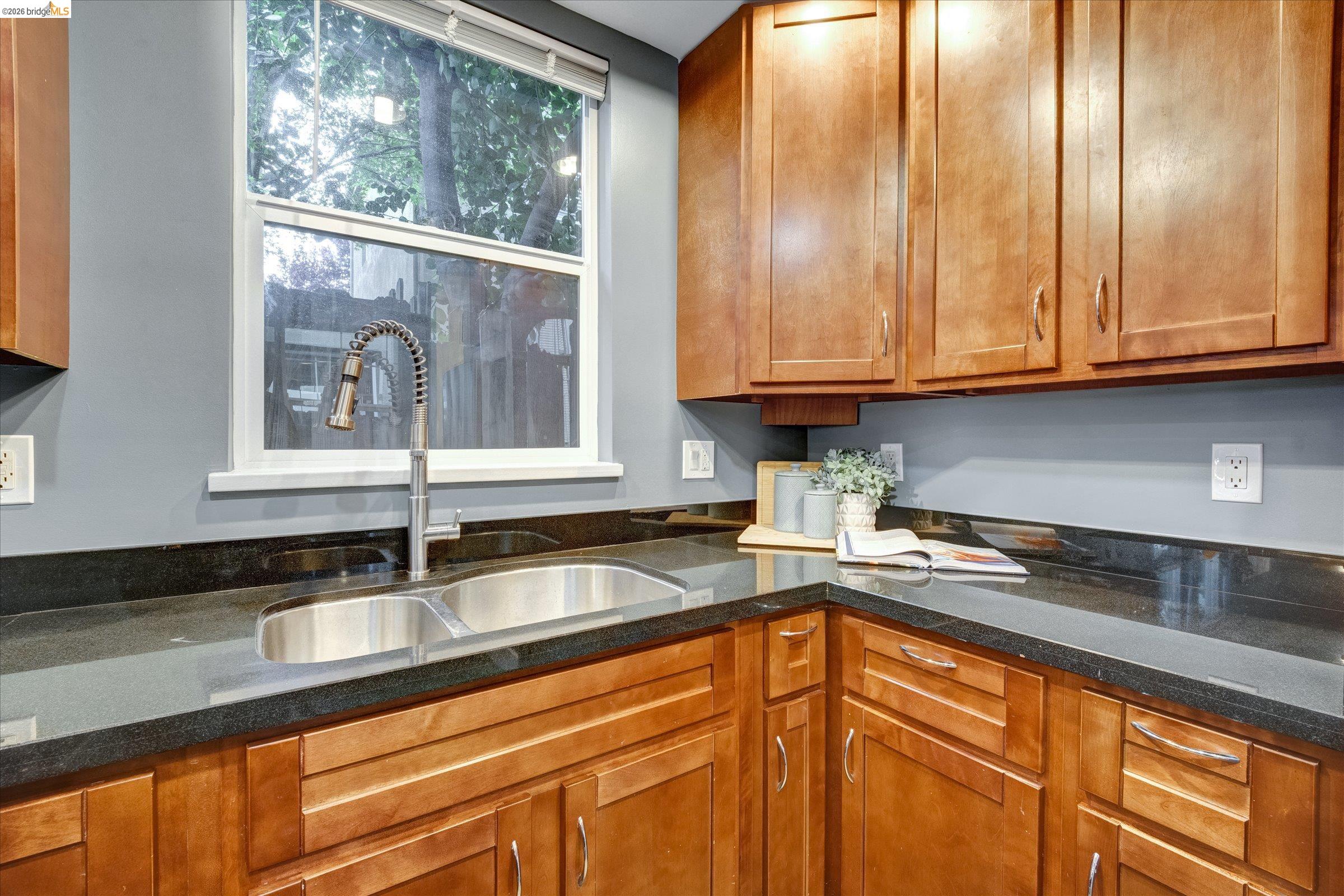 Detail Gallery Image 8 of 31 For 3038 E 18th St, Oakland,  CA 94601 - 2 Beds | 1/1 Baths