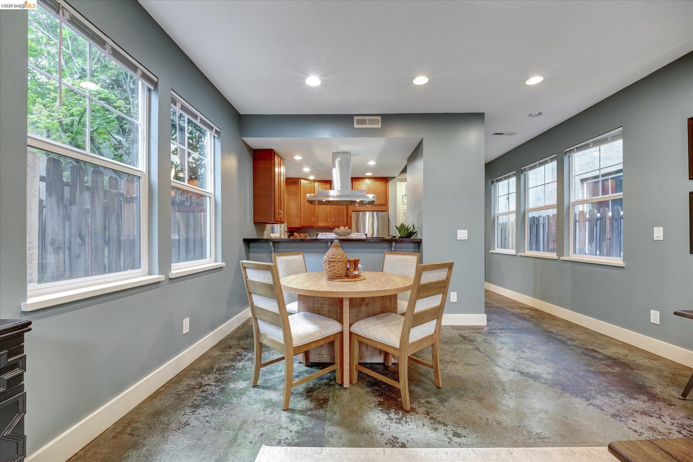 Detail Gallery Image 10 of 31 For 3038 E 18th St, Oakland,  CA 94601 - 2 Beds | 1/1 Baths