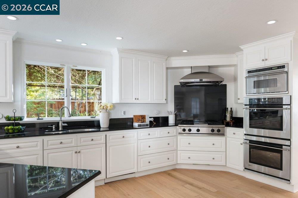 Detail Gallery Image 6 of 37 For 26 Juniper Way, Moraga,  CA 94556 - 3 Beds | 2/1 Baths