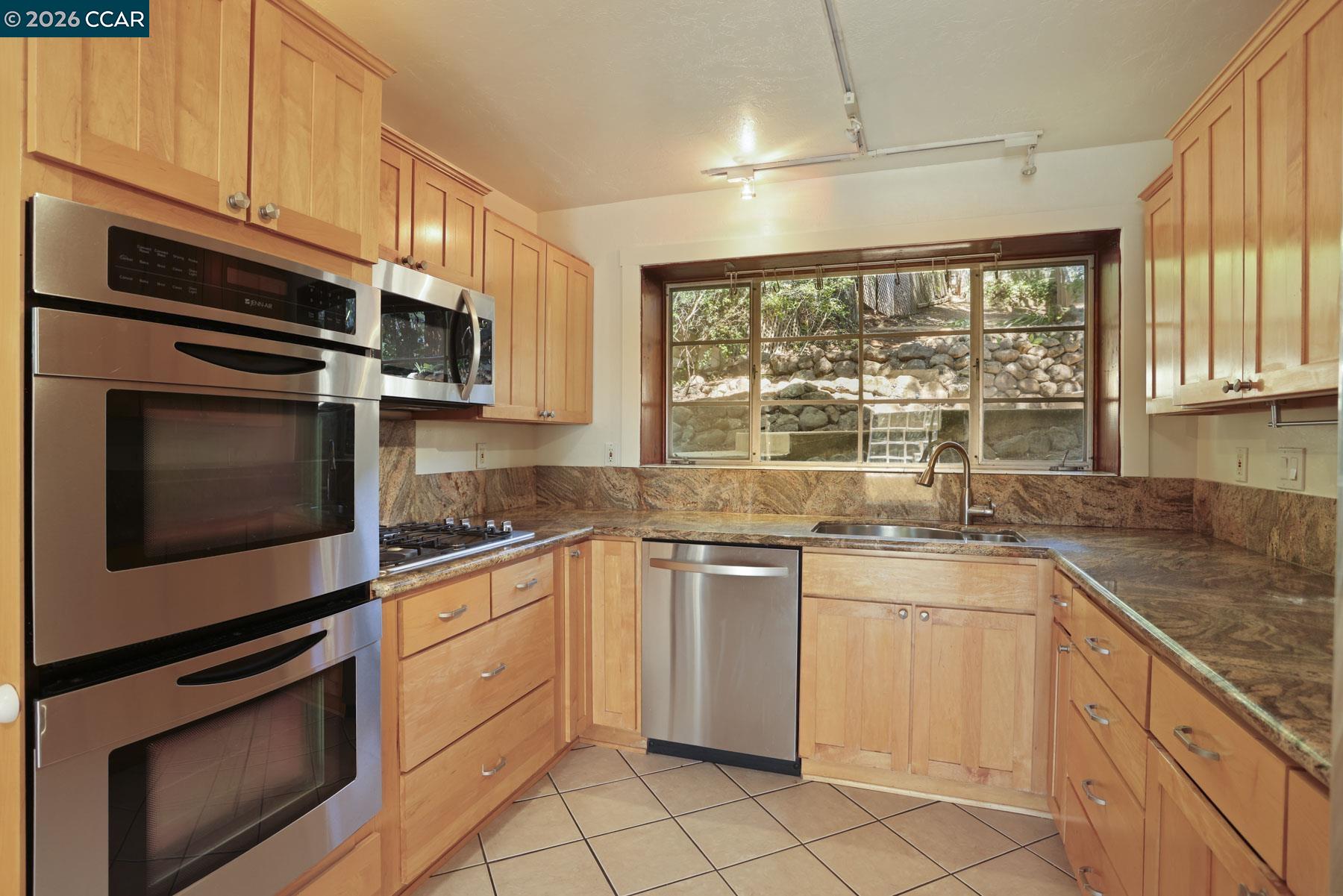 Detail Gallery Image 5 of 31 For 5716 Merriewood Dr., Oakland,  CA 94611 - – Beds | – Baths