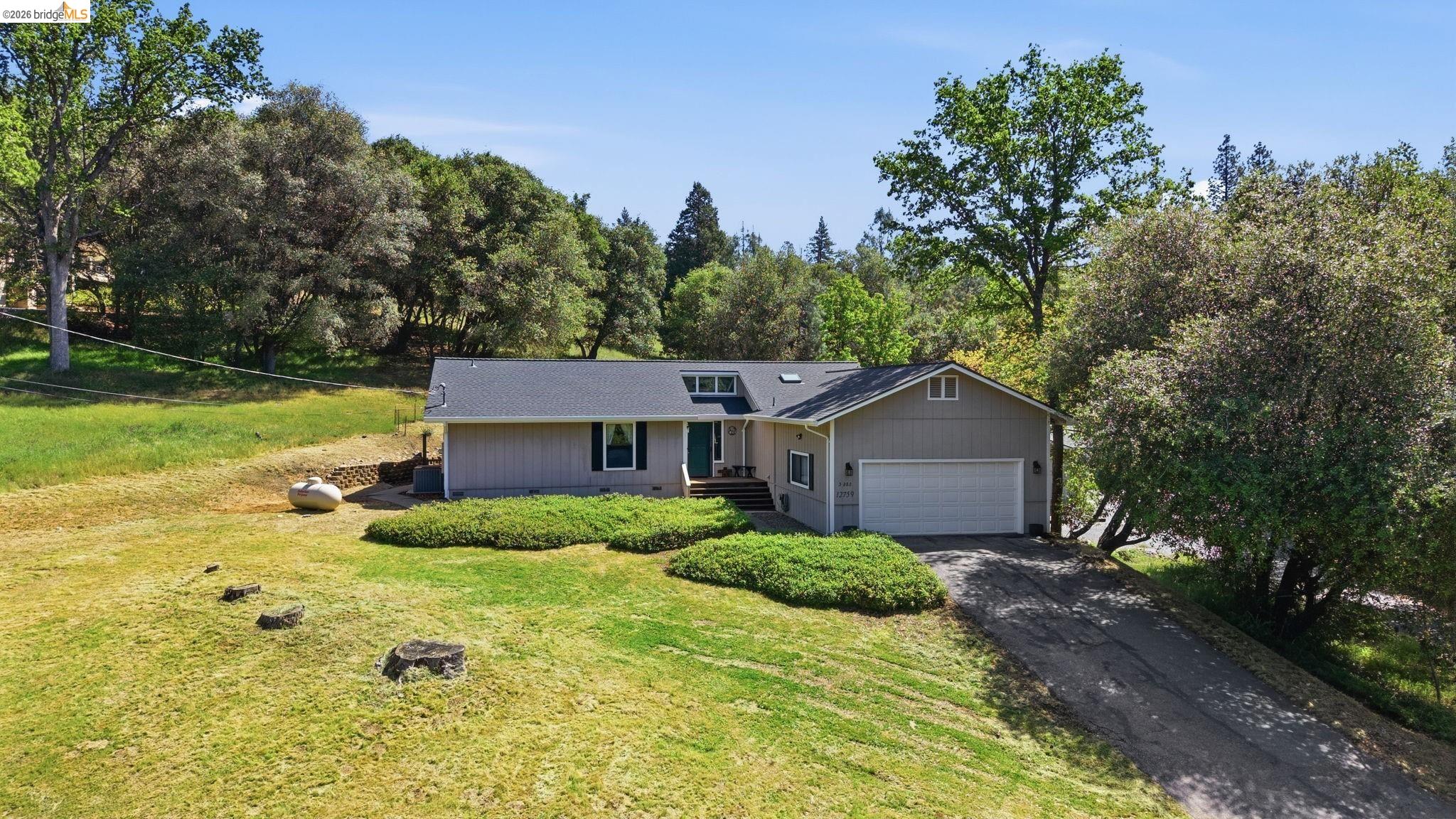 Detail Gallery Image 2 of 70 For 12759 Cresthaven Dr., Groveland,  CA 95321 - 3 Beds | 2 Baths