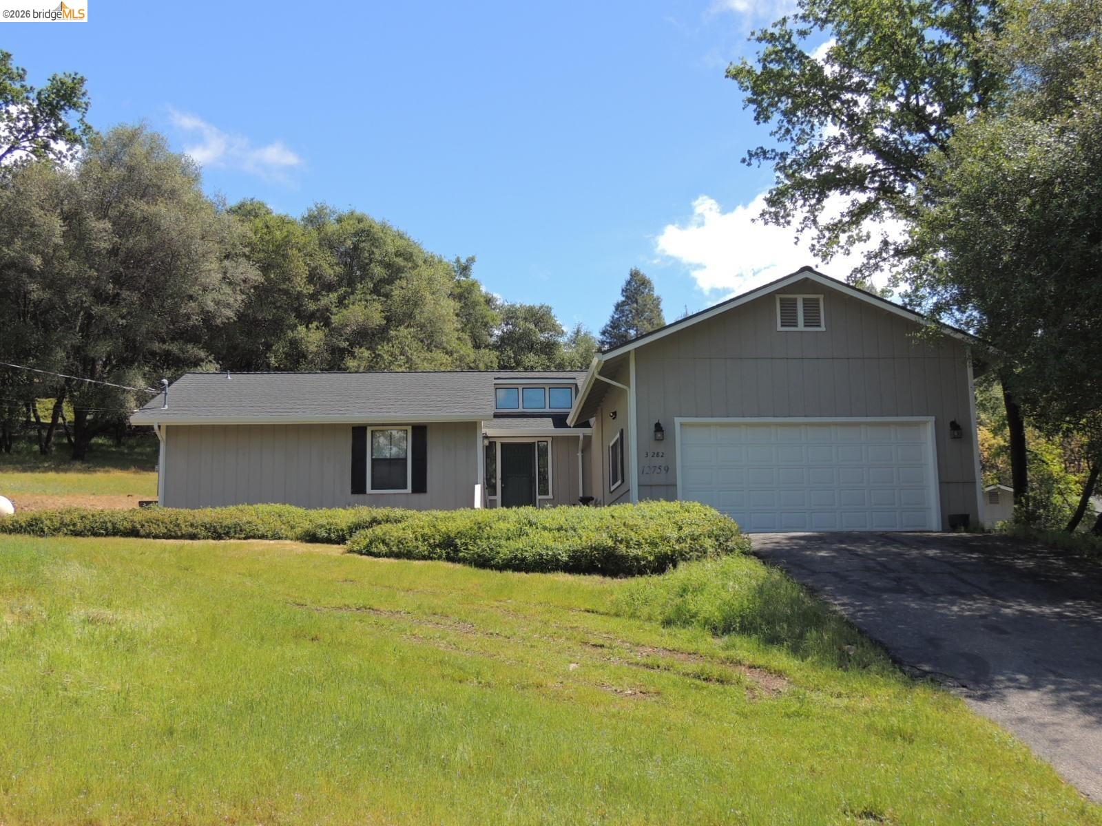 Detail Gallery Image 4 of 70 For 12759 Cresthaven Dr., Groveland,  CA 95321 - 3 Beds | 2 Baths