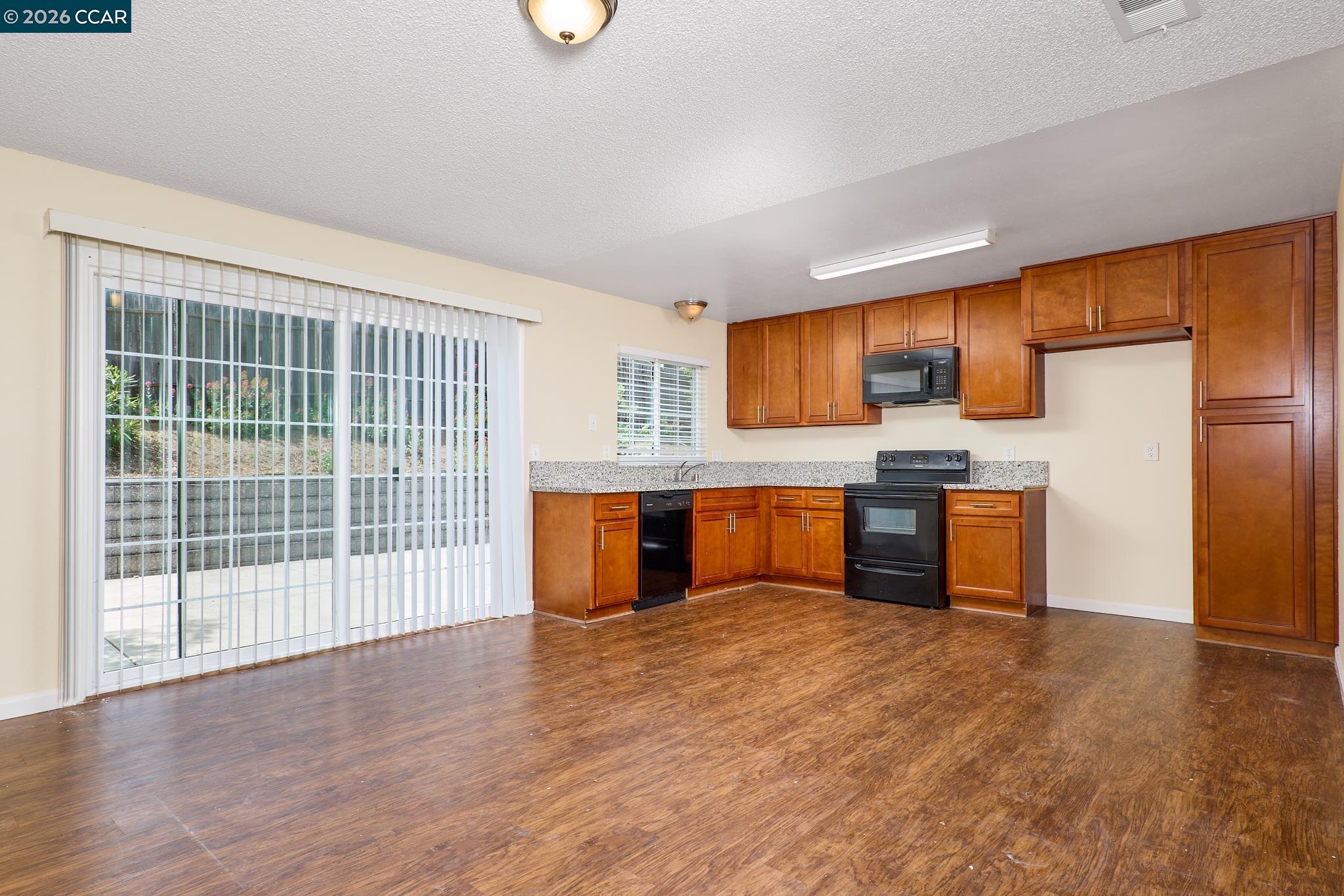 Detail Gallery Image 3 of 22 For 300 Radcliffe Dr, Vallejo,  CA 94589 - 4 Beds | 2 Baths