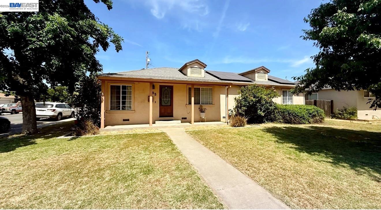 Detail Gallery Image 2 of 32 For 95 W Downs St, Stockton,  CA 95204 - 4 Beds | 2 Baths