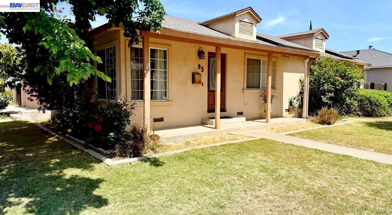 Detail Gallery Image 3 of 32 For 95 W Downs St, Stockton,  CA 95204 - 4 Beds | 2 Baths