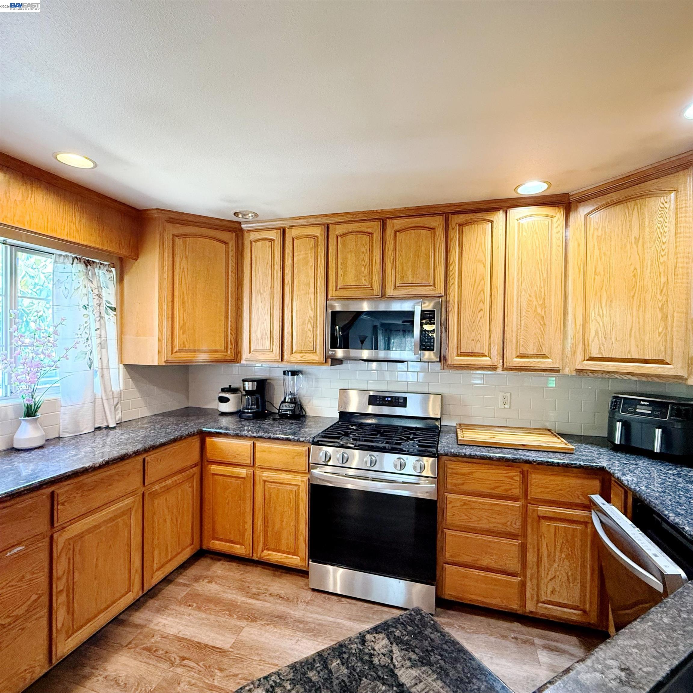 Detail Gallery Image 9 of 32 For 95 W Downs St, Stockton,  CA 95204 - 4 Beds | 2 Baths