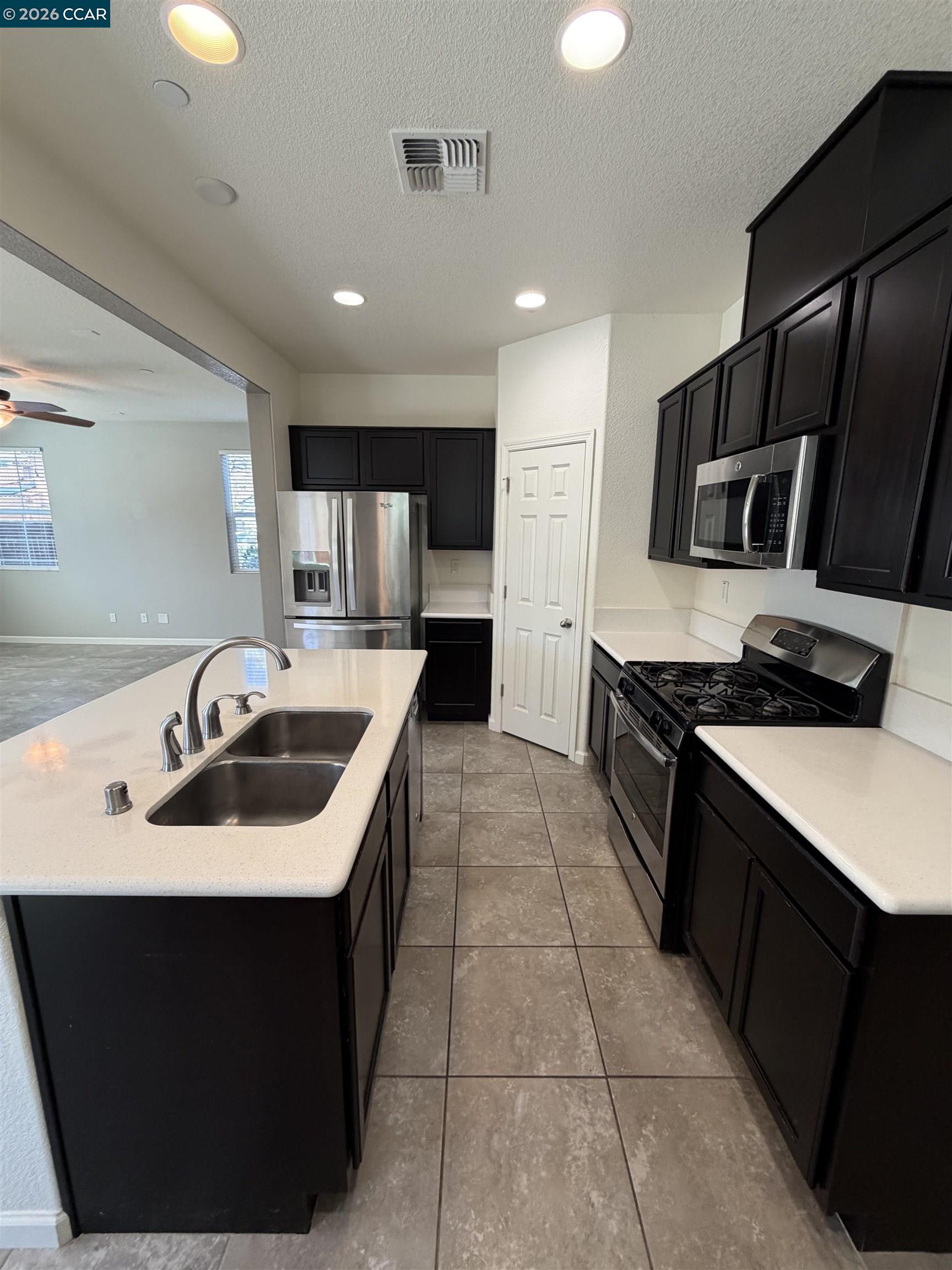 Detail Gallery Image 12 of 34 For Chuck Hammond Dr, Fairfield,  CA 94533 - 4 Beds | 2/1 Baths