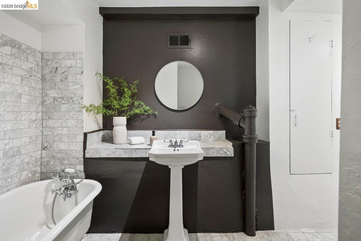 Detail Gallery Image 30 of 79 For 1049 Keith Ave, Berkeley,  CA 94708 - 4 Beds | 4 Baths