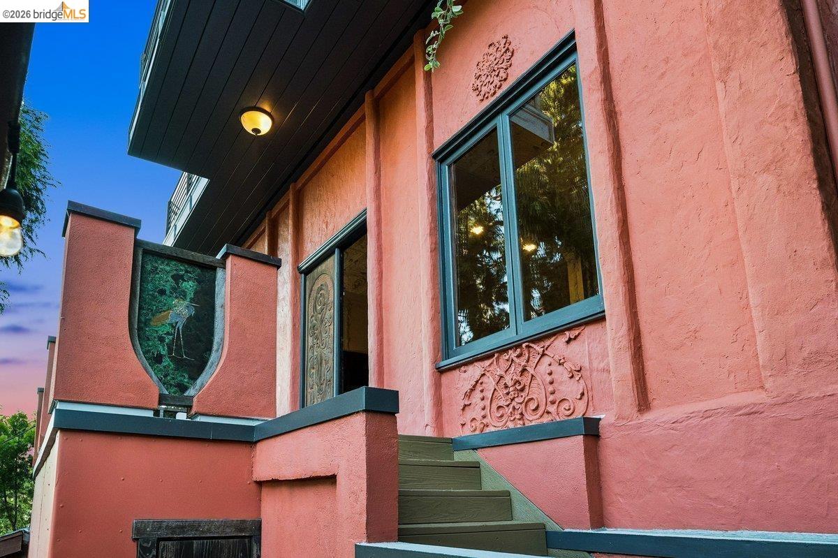 Detail Gallery Image 4 of 79 For 1049 Keith Ave, Berkeley,  CA 94708 - 4 Beds | 4 Baths